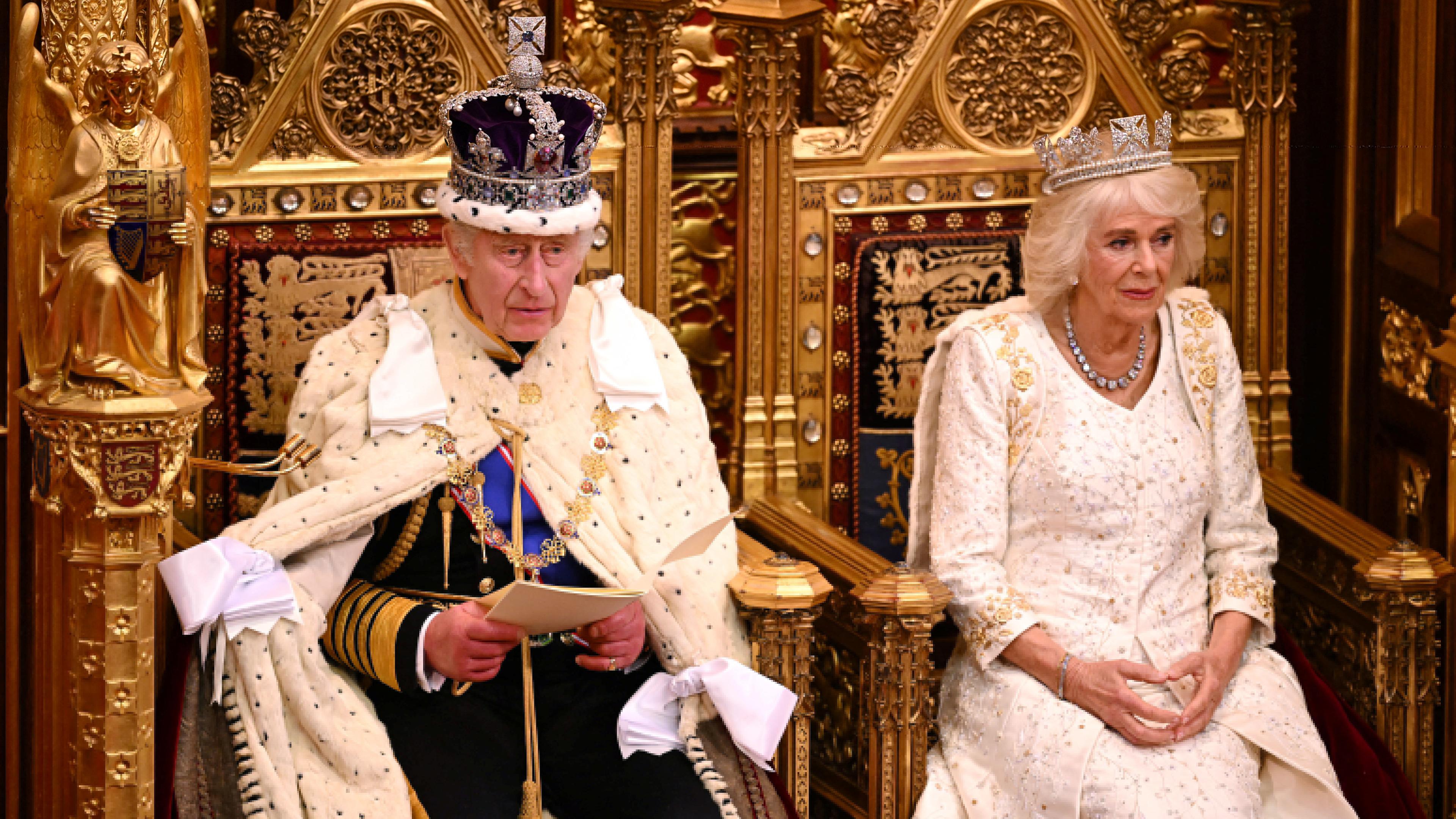 Großbritanniens König Charles III. hält eine Rede an der Seite von Königin Camilla während der Staatseröffnung des Parlaments im Oberhaus in London, Großbritannien