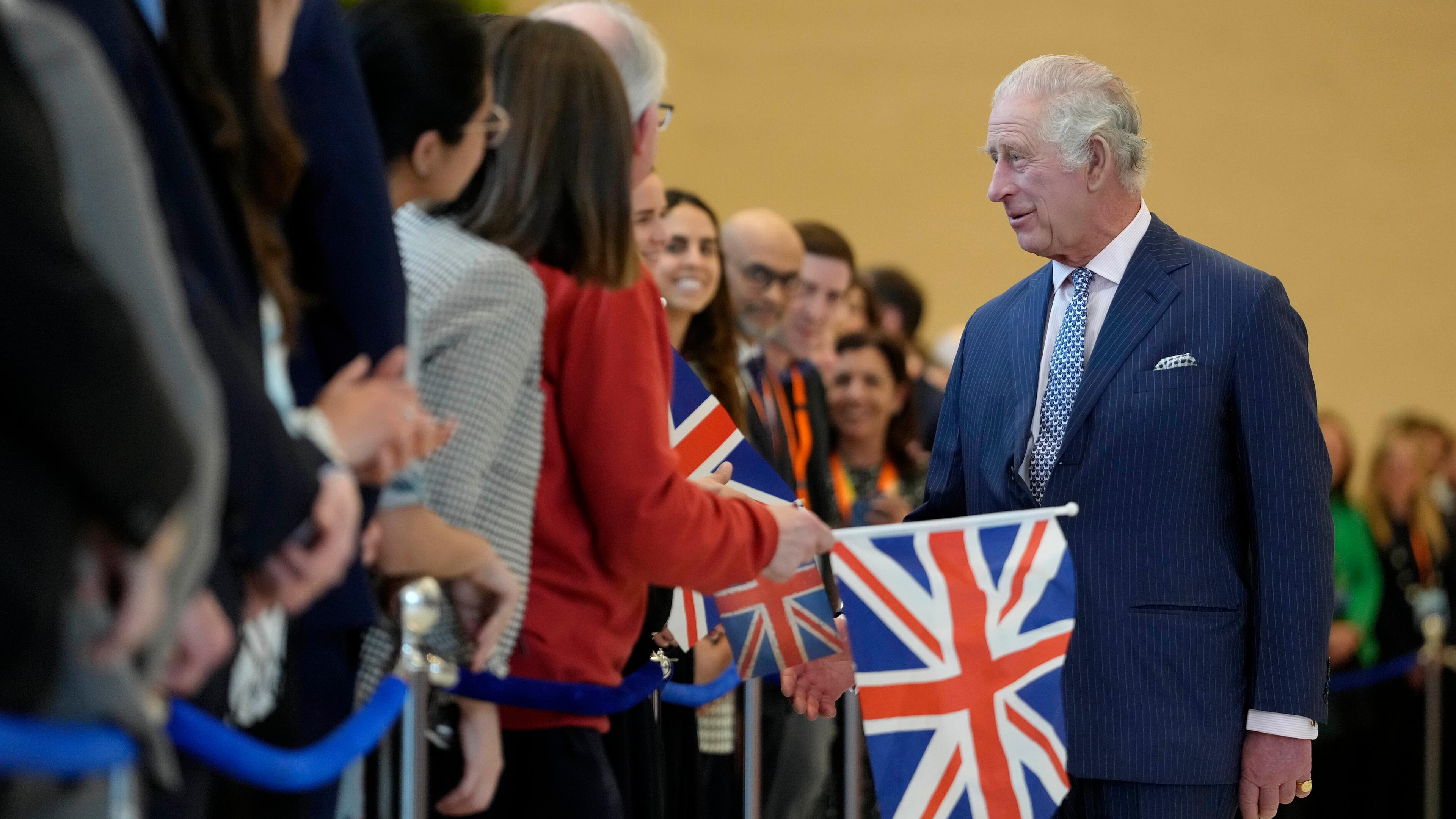 König Charles III. begrüßt Fans während eines Besuchs in Brüssel.