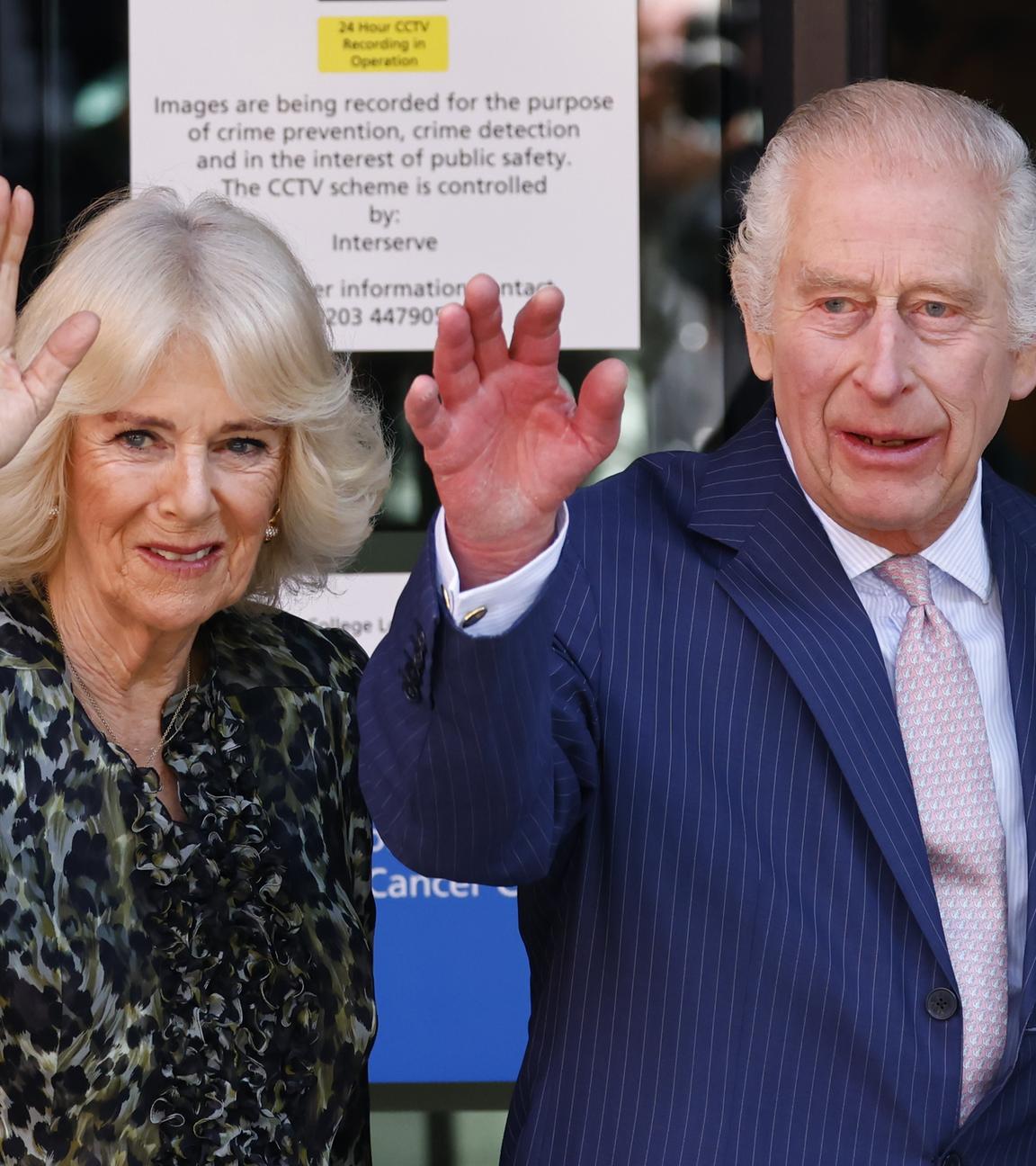 König Charles mit seiner Frau Königin Camilla spazierend in der Natur