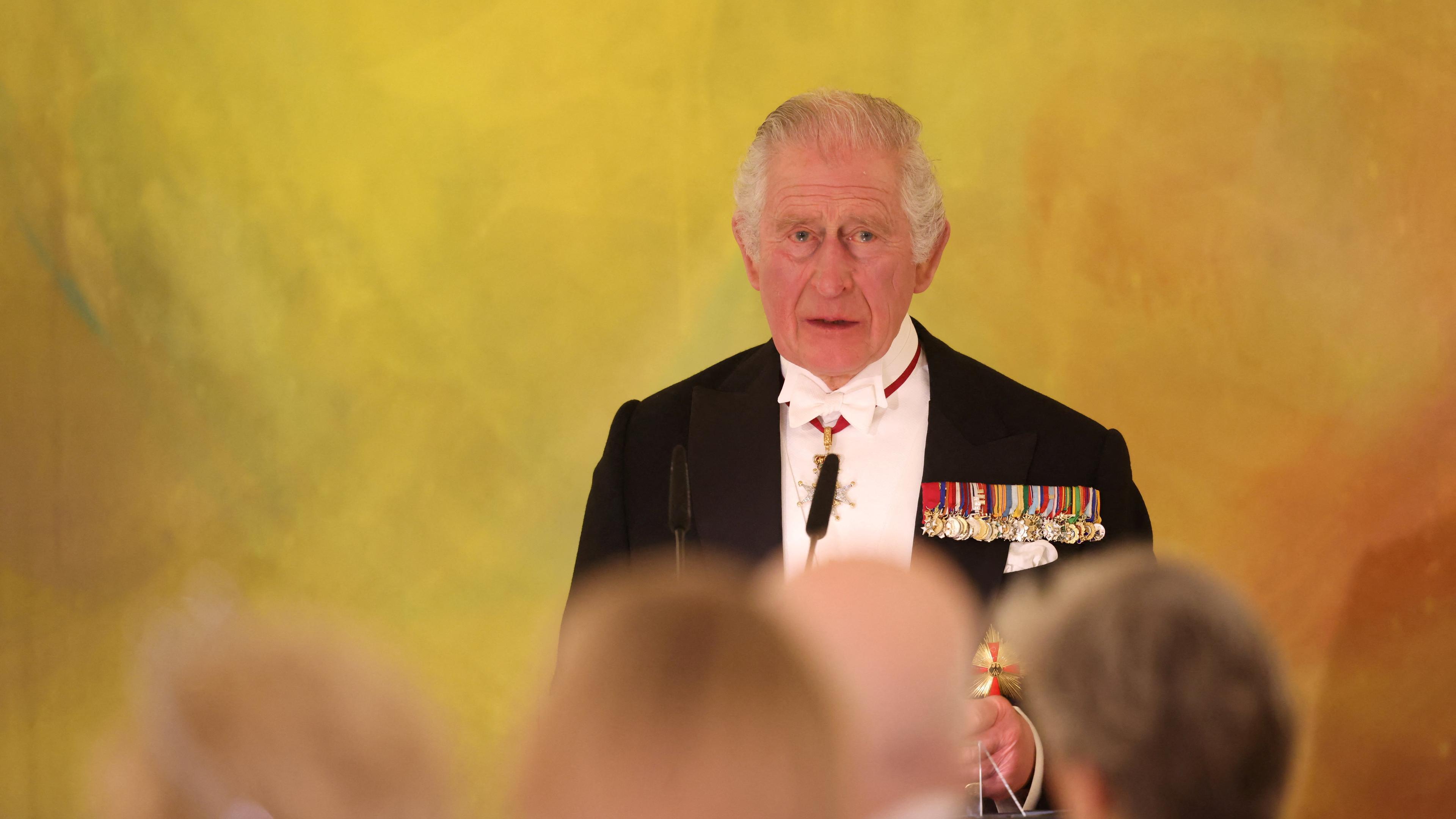 König Charles III. spricht bei dem Staatsbankett in Bellevue.