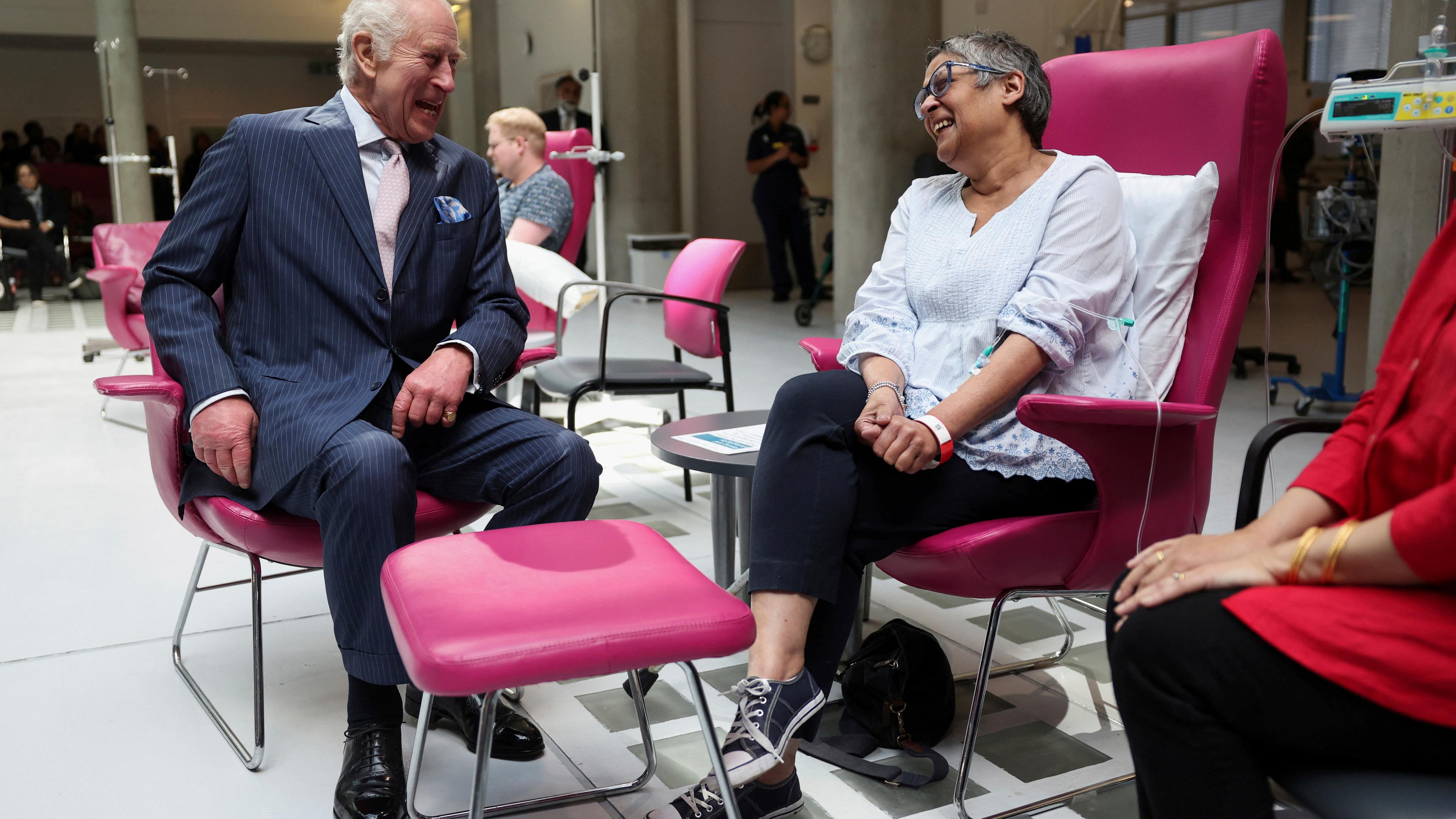 Der britische König Charles III. trifft sich mit der Patientin Asha Millan während eines Besuchs im Krebszentrum des University College Hospital in London