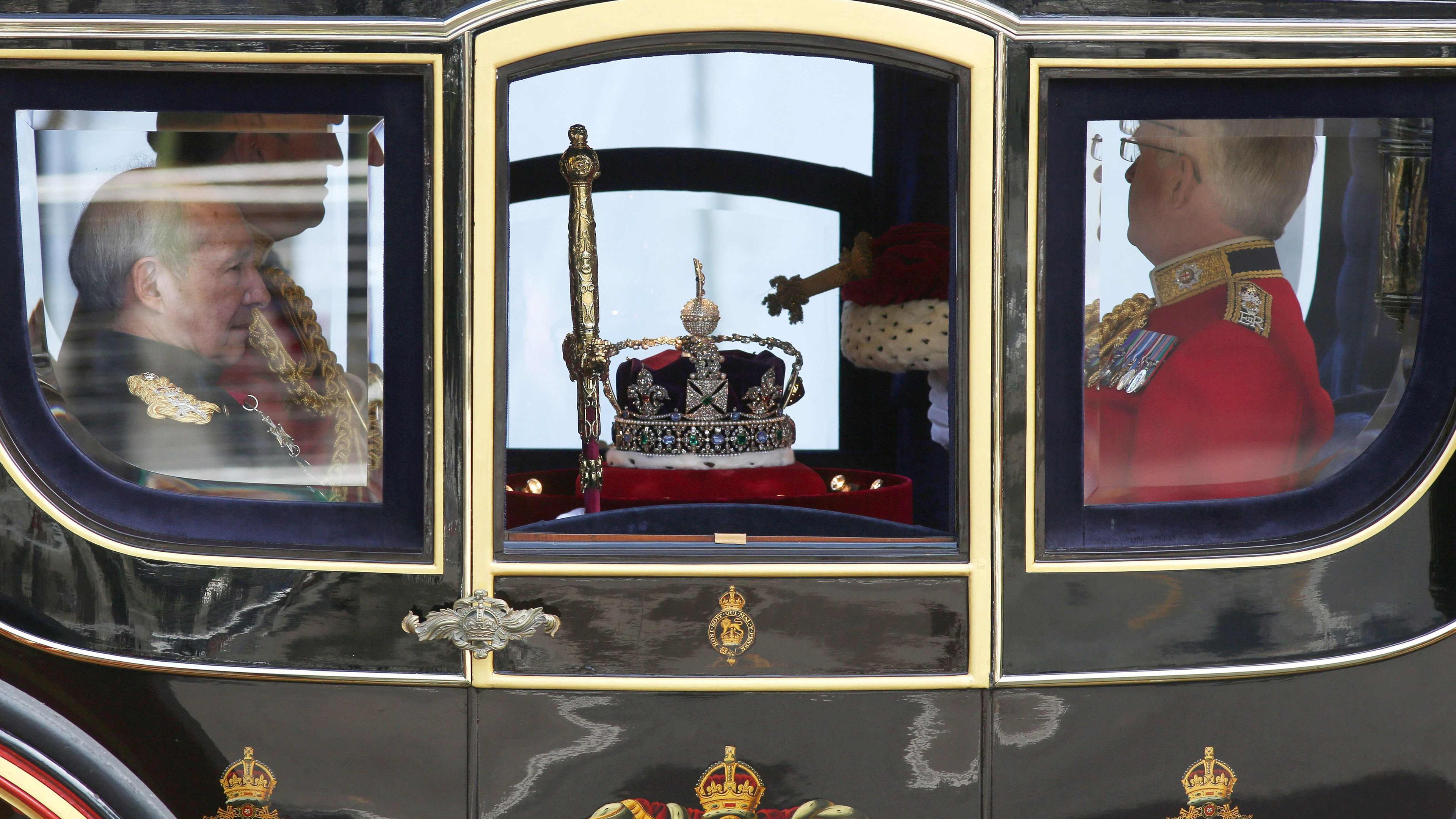 Archiv: die Imperial State Crown, das Staatsschwert und die Wartungskappe, die drei Symbole der souveränen Macht, in einer Staatskutsche zum Palace of Westminster im Zentrum von London
