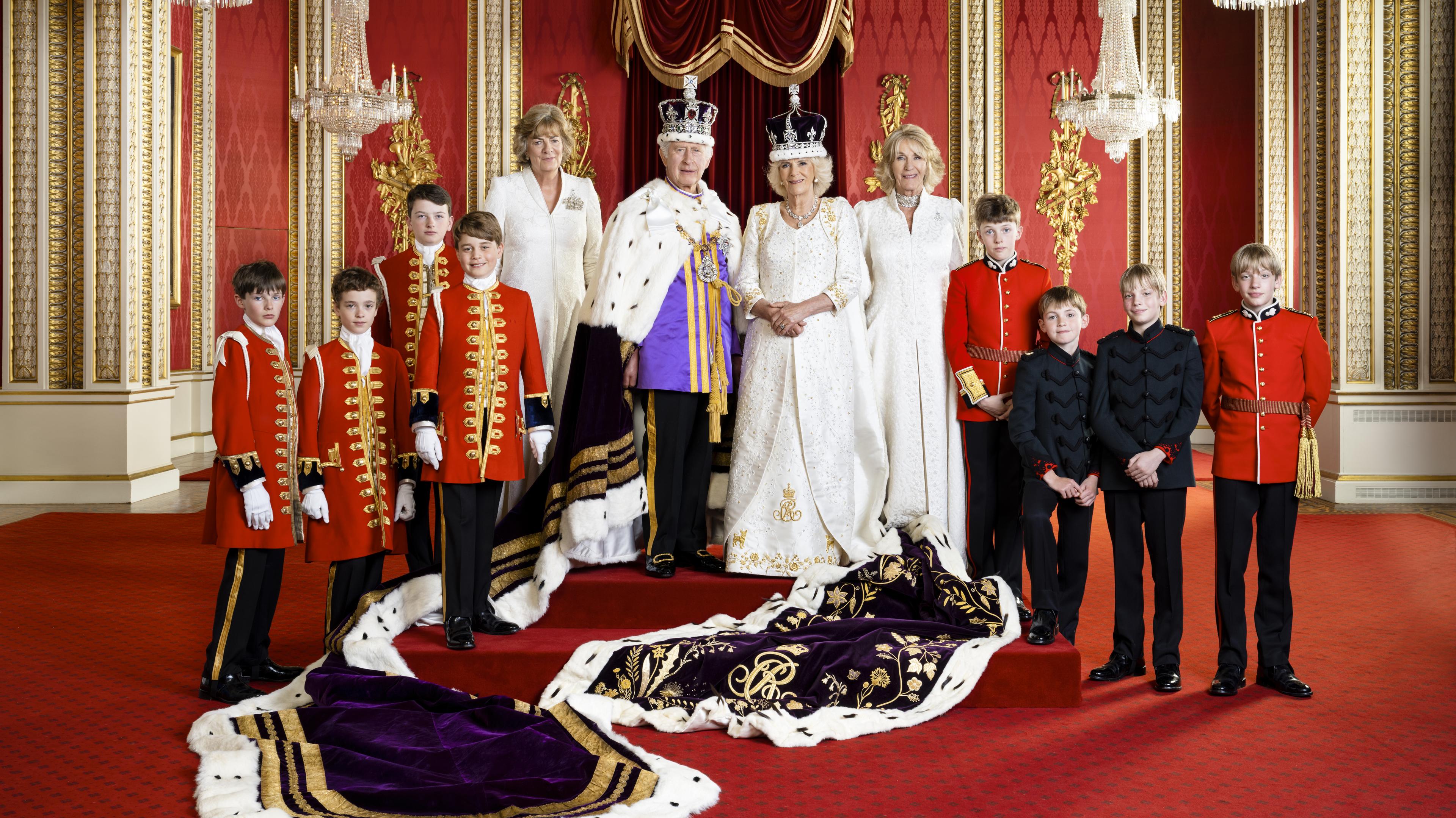 König Charles und Königin Camilla mit Pagen und Hofdamen.