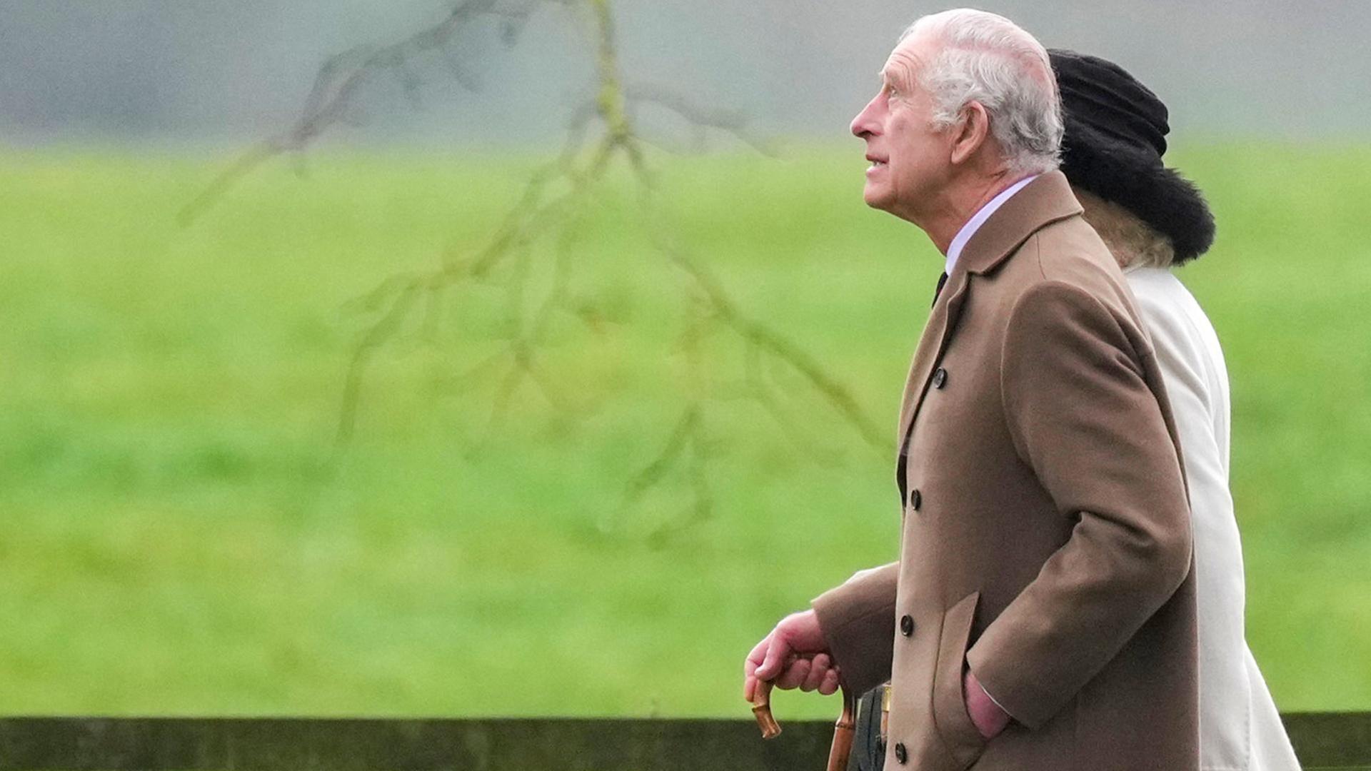 König Charles läuft mit Königin Camilla in der Natur