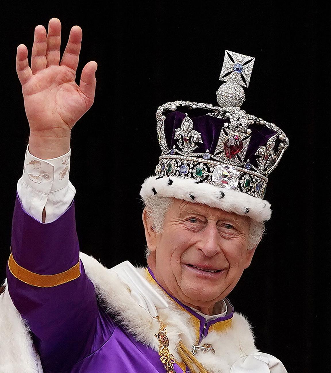 König Charles bei seiner Krönung mit Umhang und Krone. 