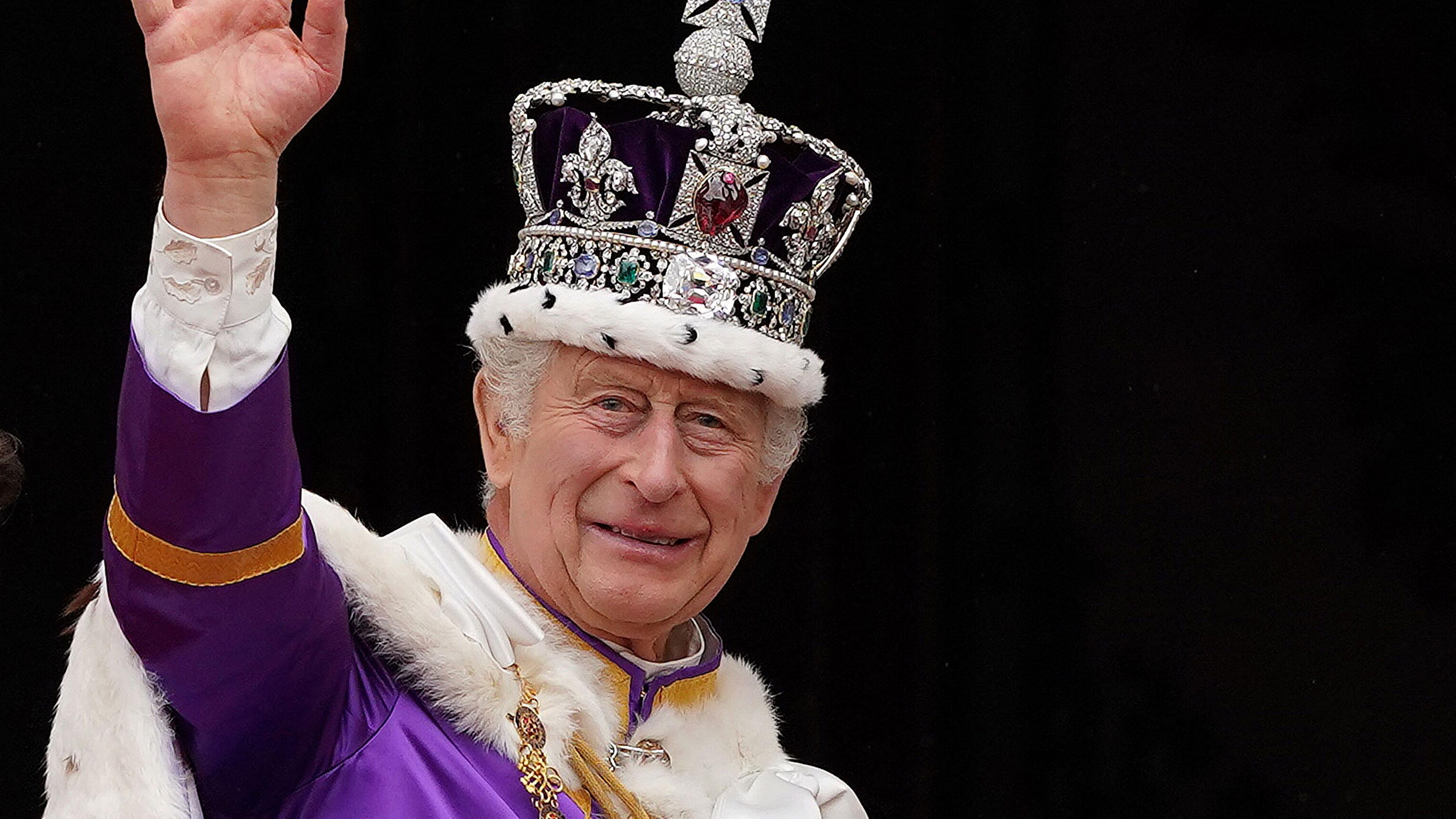 König Charles bei seiner Krönung mit Umhang und Krone. 