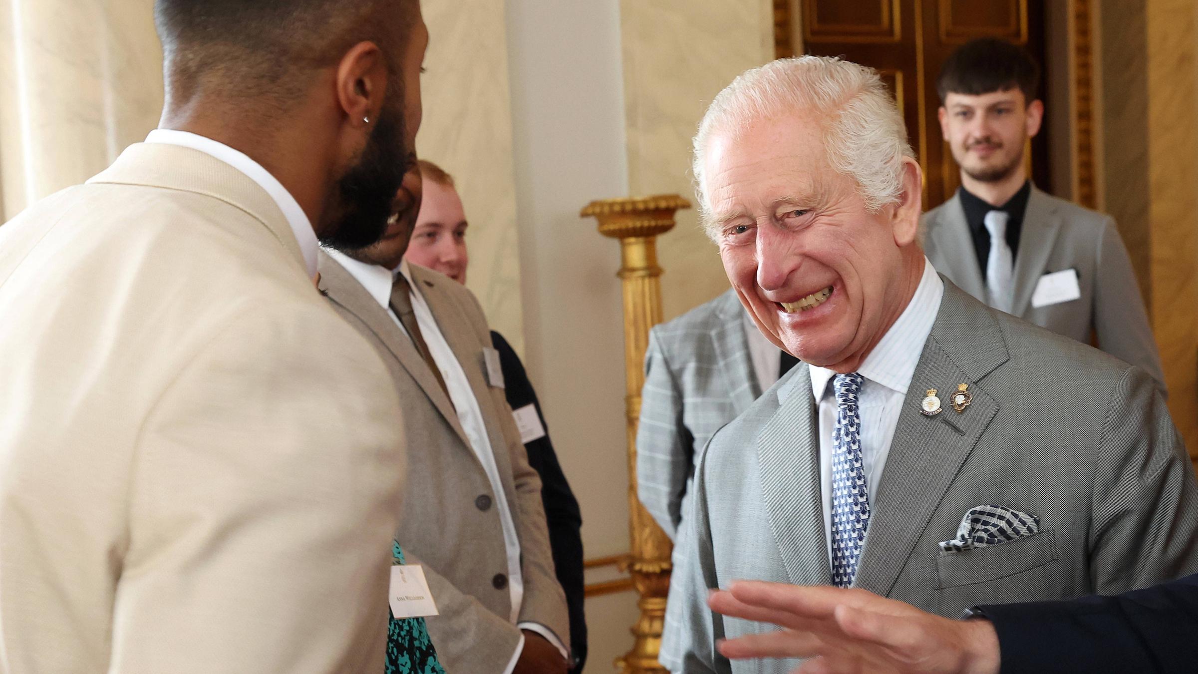 König Charles lacht bei den Prince Trust Awards mit TV-Star Tyler West.