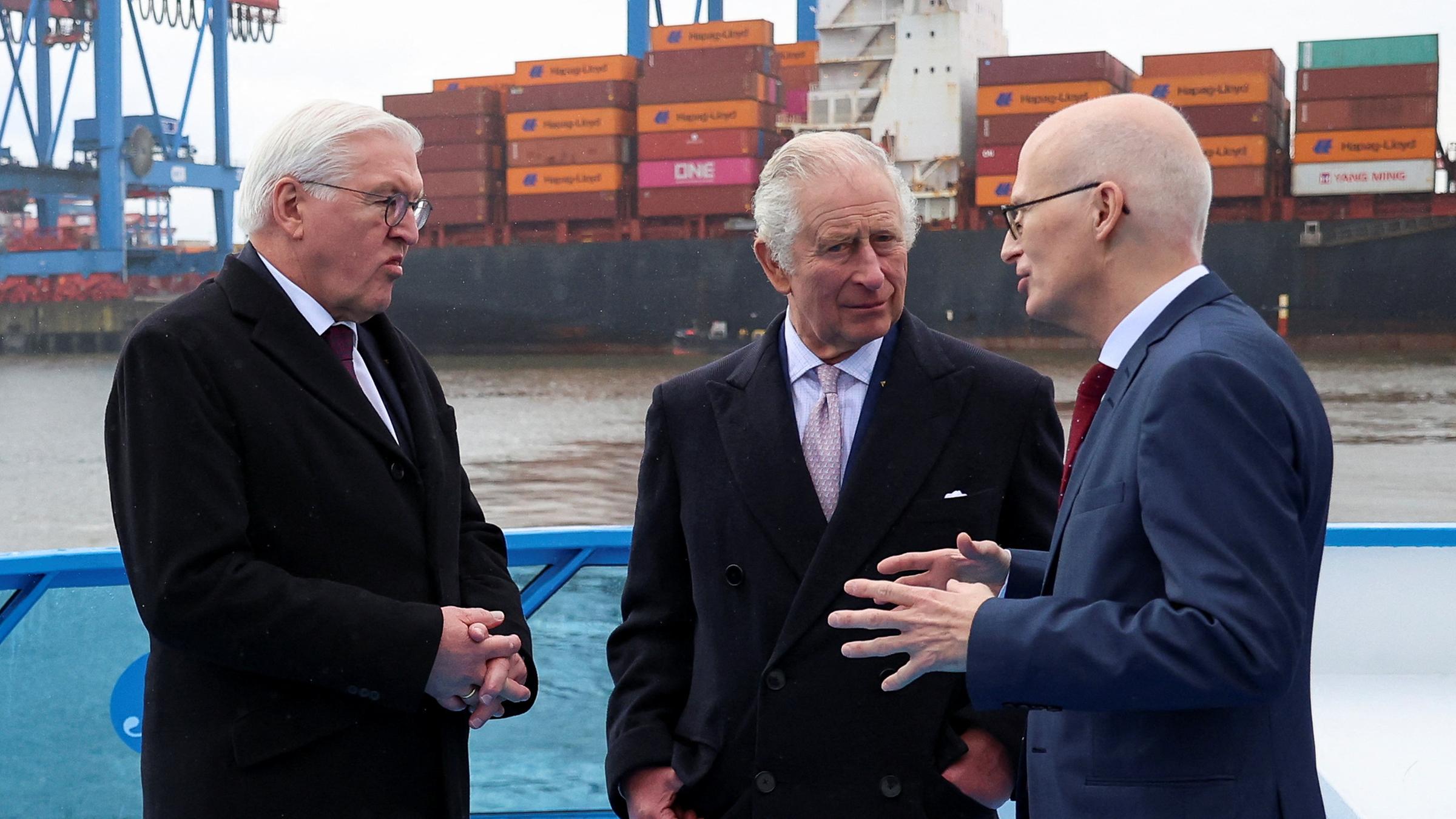 König Charles, Bundespräsident Frank-Walter Steinmeier und Hamburgs Oberbürgermeister Peter Tschentscher besichtigen den Hamburger Hafen