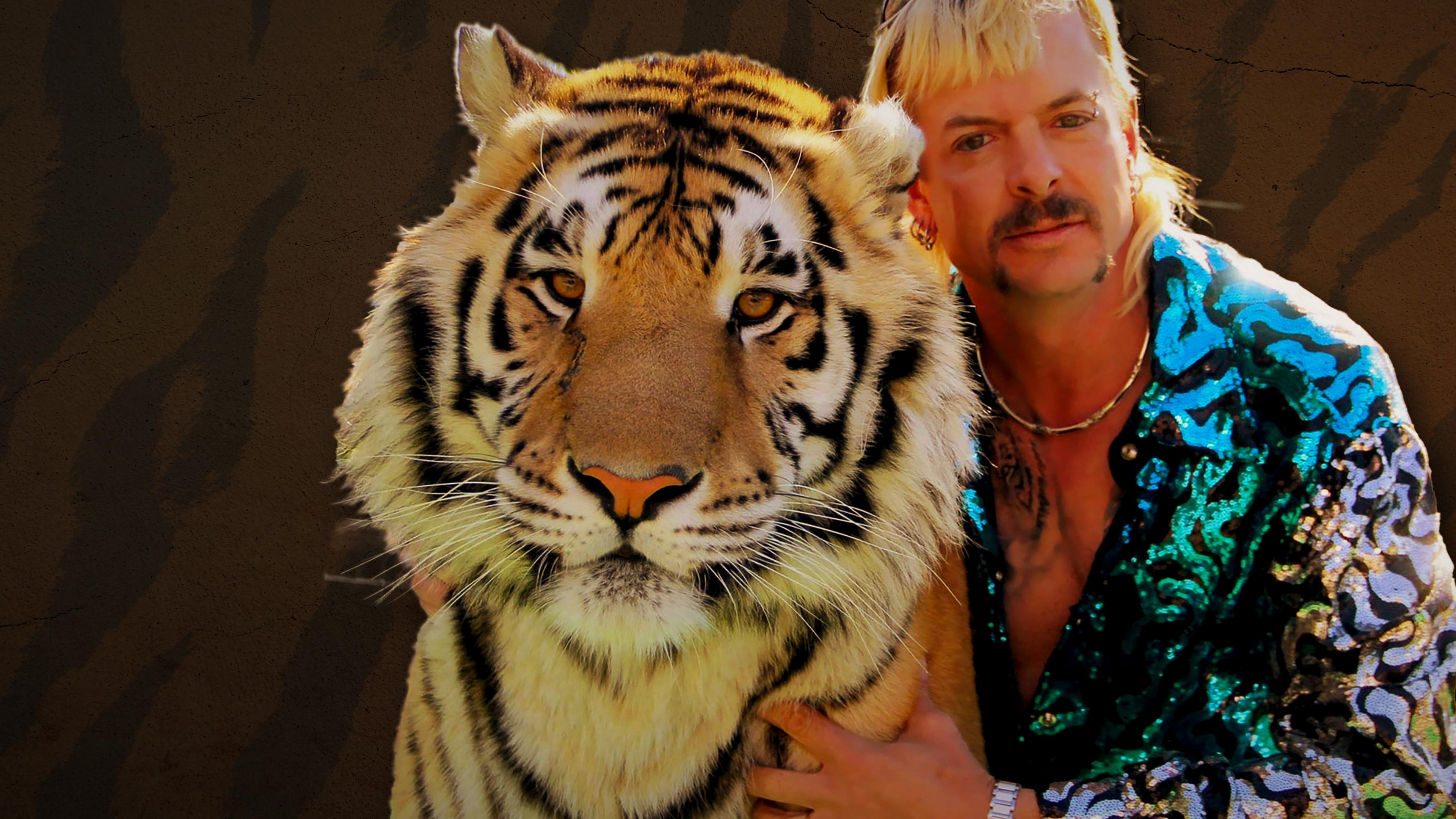 "König der Tiger - Der Kult um Joe Exotic": Joe Exotic mit einem seiner Tiger, freigestellt vor einer dunklen Tigerfelltextur.
