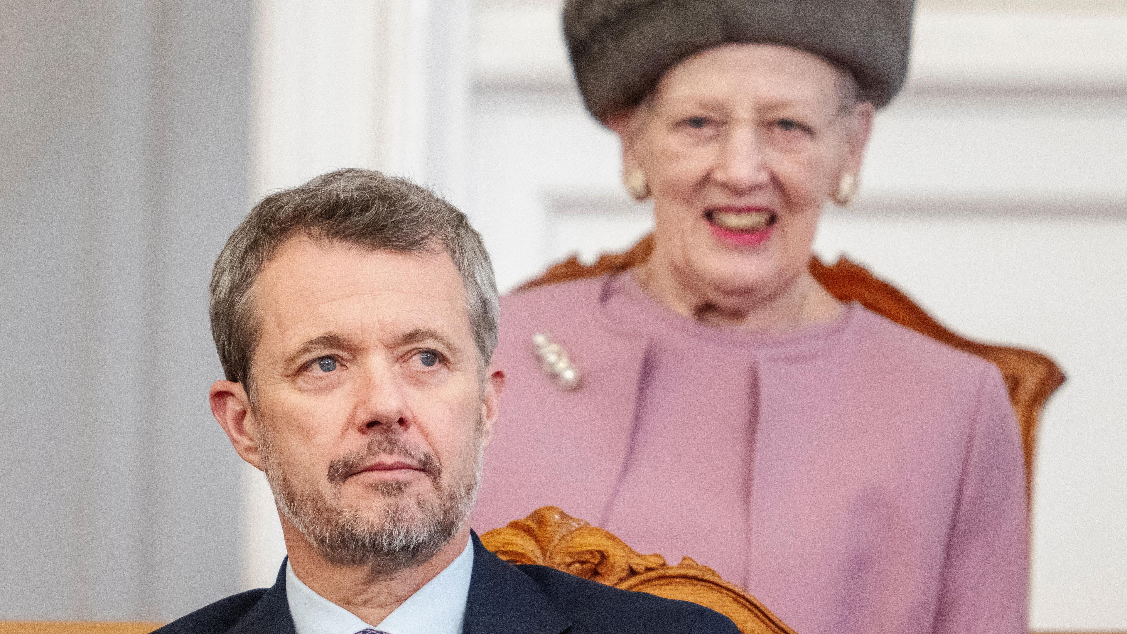 In seiner neuen Rolle: König Frederik X. im dänischen Parlament in Kopenhagen