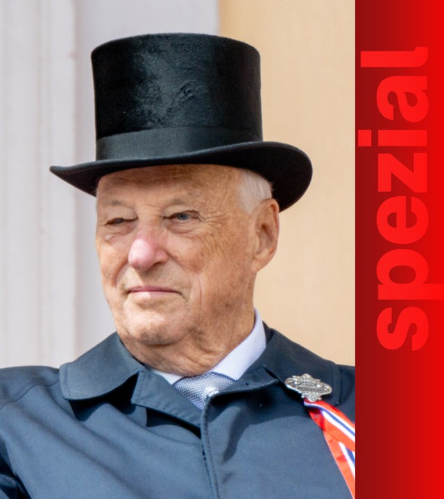 Auf dem Bild ist König Harald zu sehen. Er trägt einen schwarzen Zylinder und einen dunkelblauen Mantel mit einer rot-weiß-blauen Schleife.