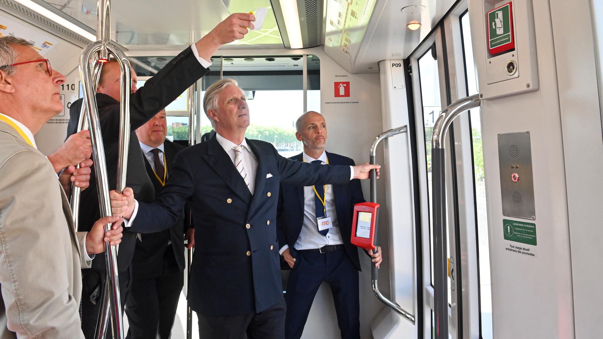 Seine Majestät der König Philippe von Belgien weiht die neue Straßenbahnlinie in Lüttich ein