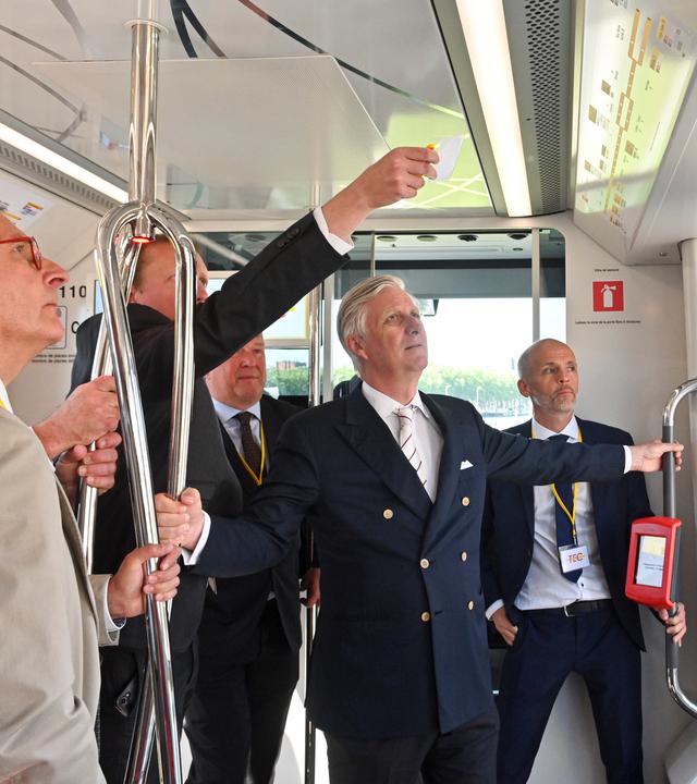Seine Majestät der König Philippe von Belgien weiht die neue Straßenbahnlinie in Lüttich ein