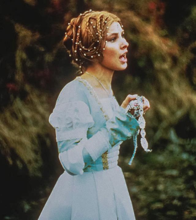 Prinzessin Anna, gespielt von Adriana Tarabkova, steht singend im Wald.