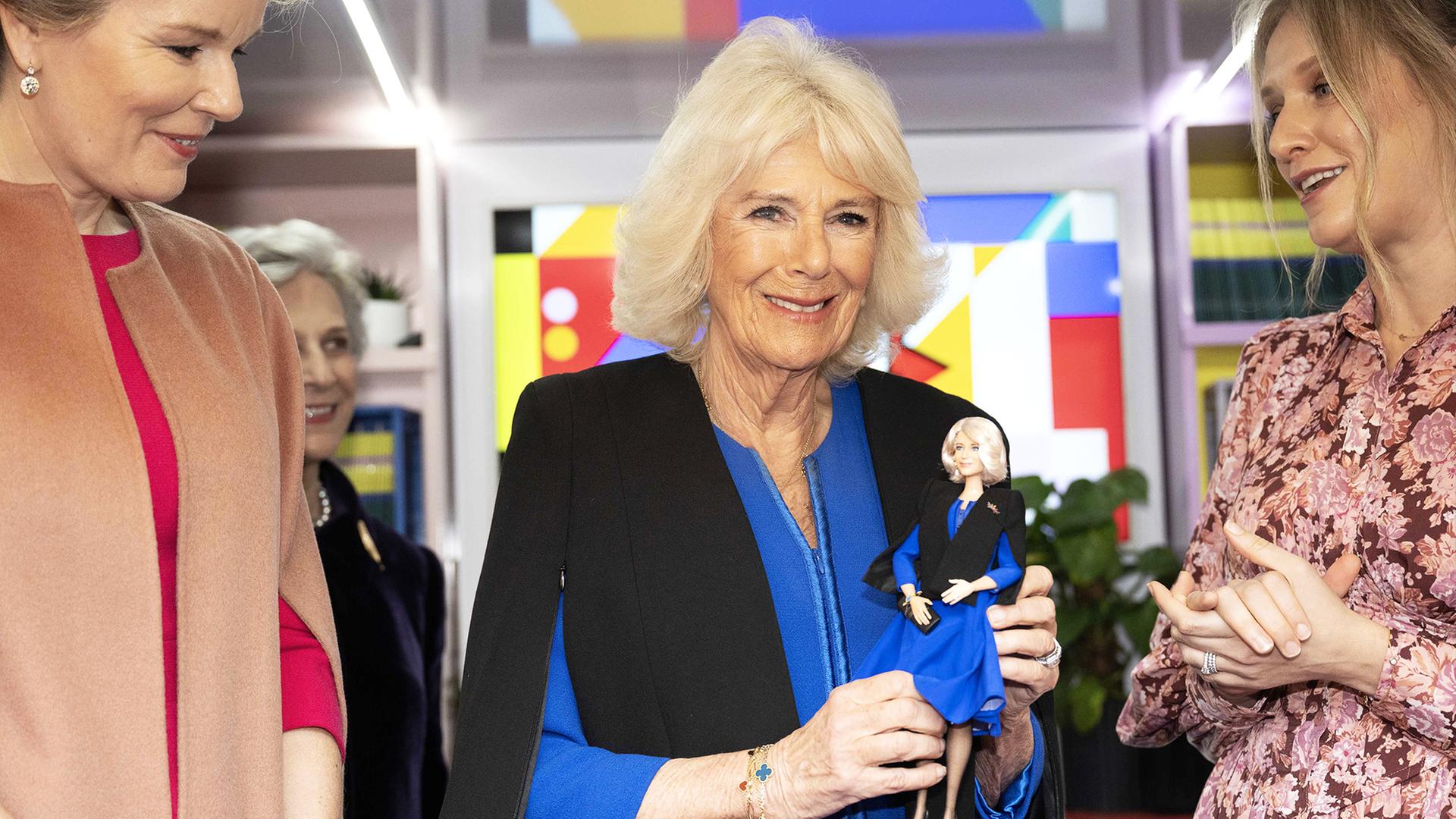 Königin Camilla mit ihrer Barbie-Puppe