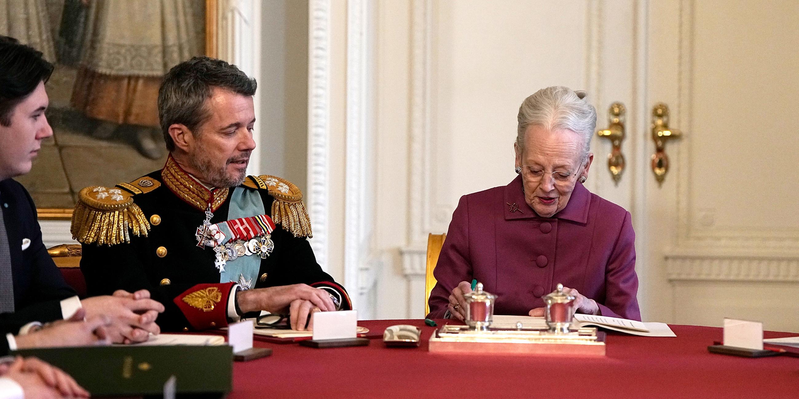 Dänemark, Kopenhagen: Königin Margrethe II. von Dänemark unterzeichnet im Staatsrat von Schloss Christiansborg die Abdankungserklärung.