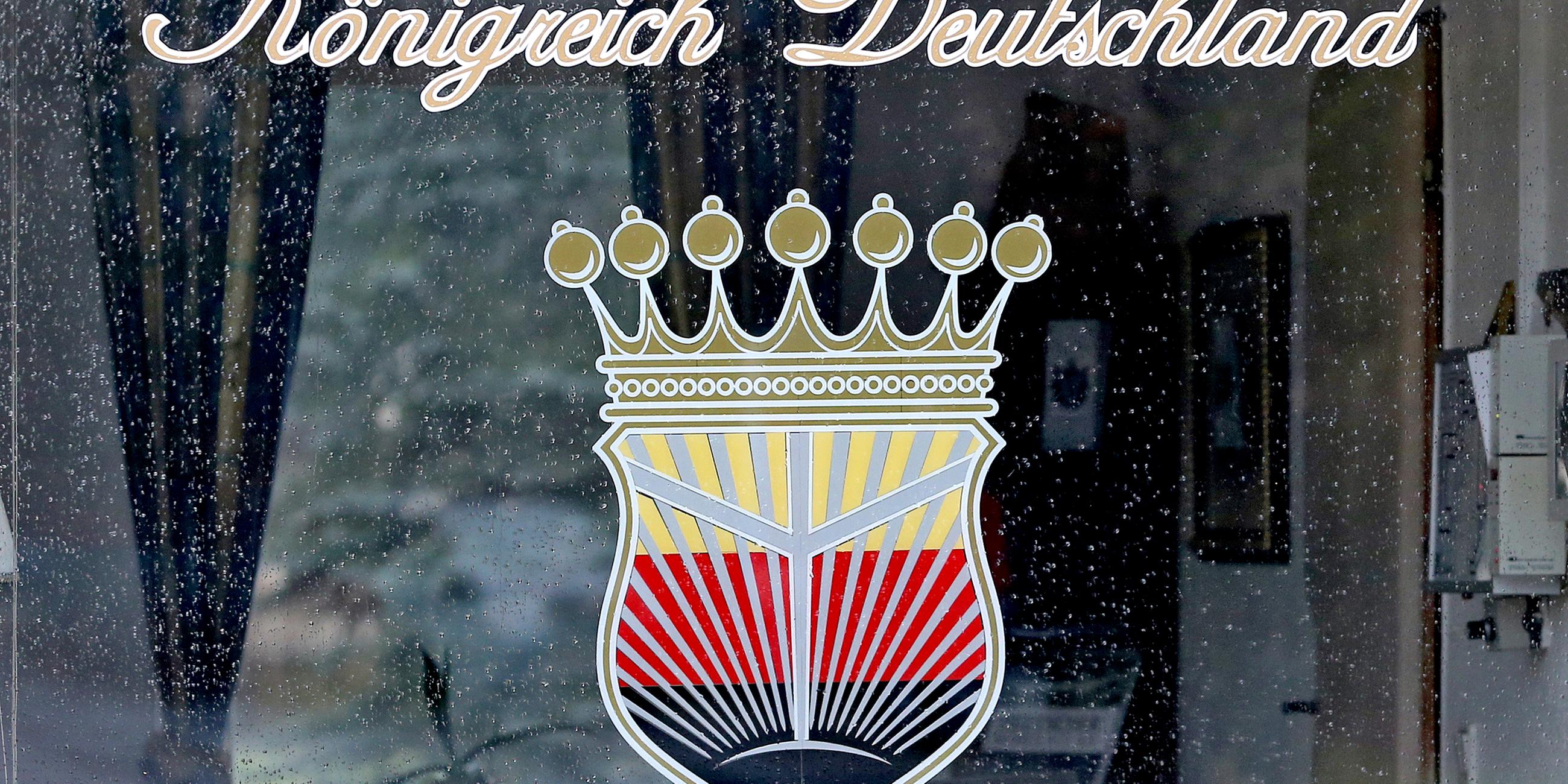 Wappen des "Königreichs Deutschland" auf einer Fensterscheibe