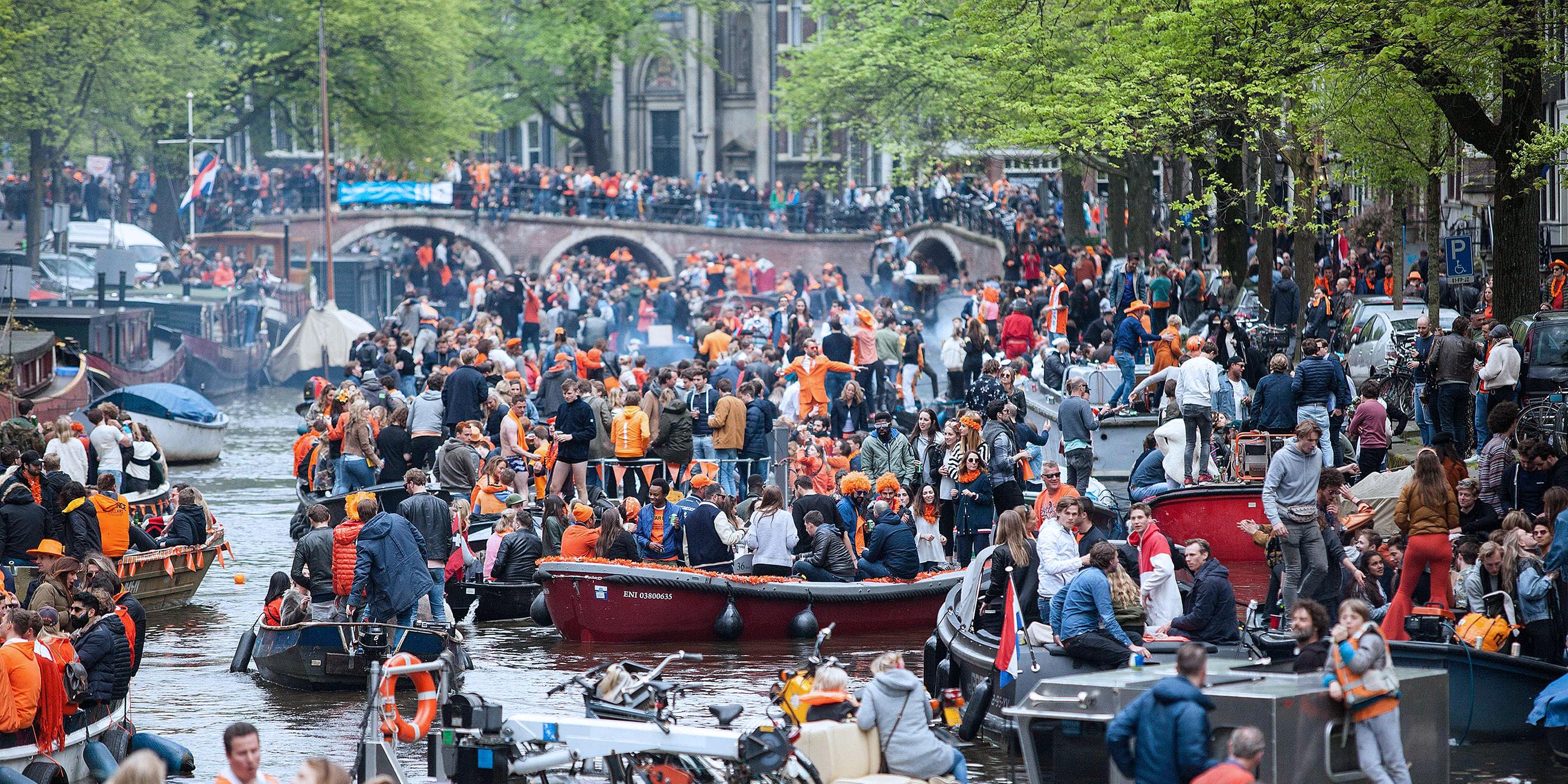 Archiv: Boote in Amsterdam zur Feier des Königstages 2018, aufgenommen am 27.04.2018