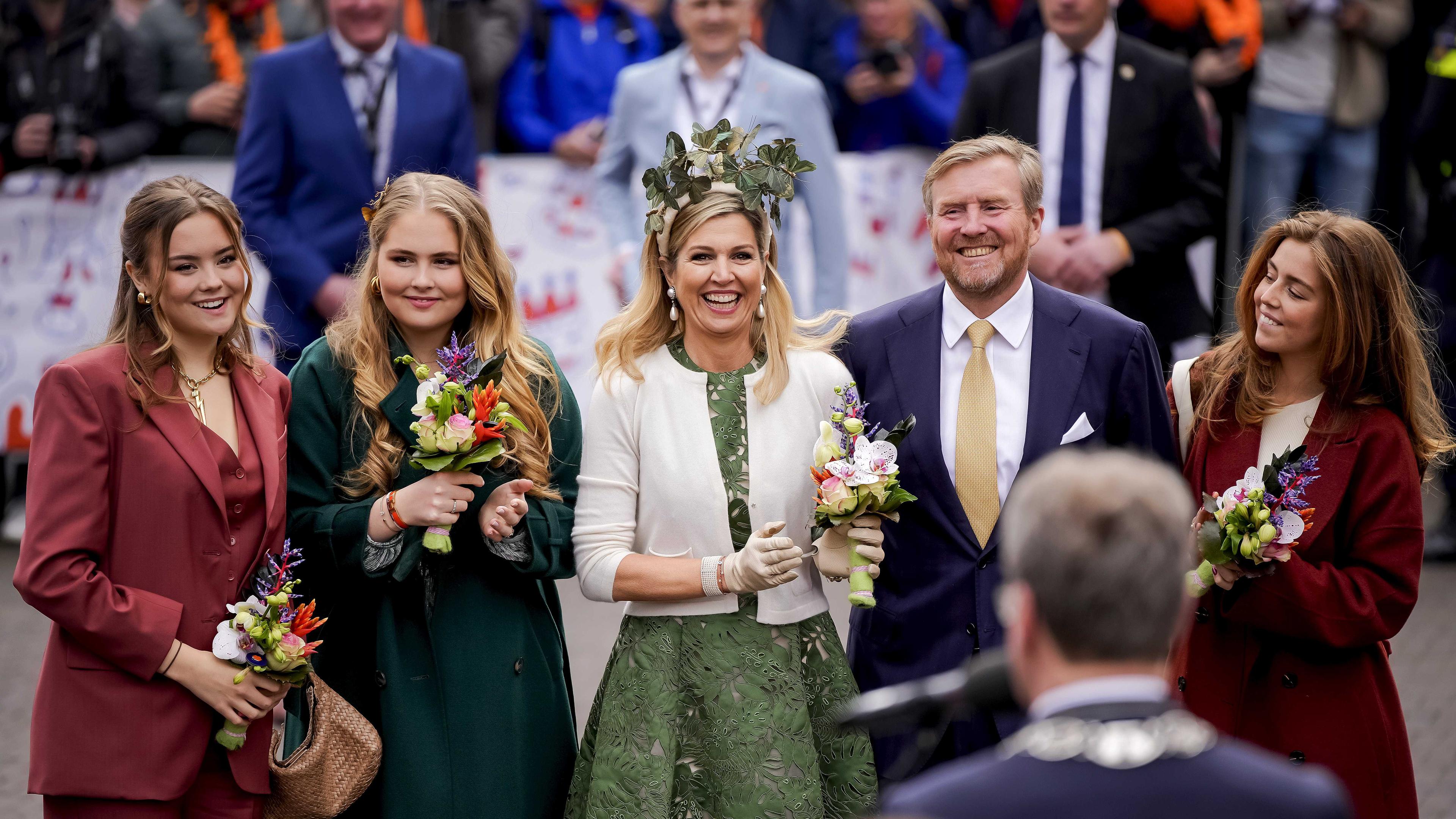 Niederlande, Emmen: Prinzessin Ariane (l-r) , Prinzessin Amalia, Königin Maxima, König Willem-Alexander und Prinzessin Alexia von den Niederlanden stehen zusammen während des Königstags .
