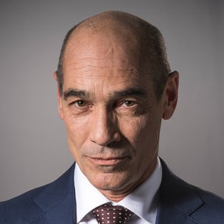 Jean-Marc Barr spielt Roberto Khano