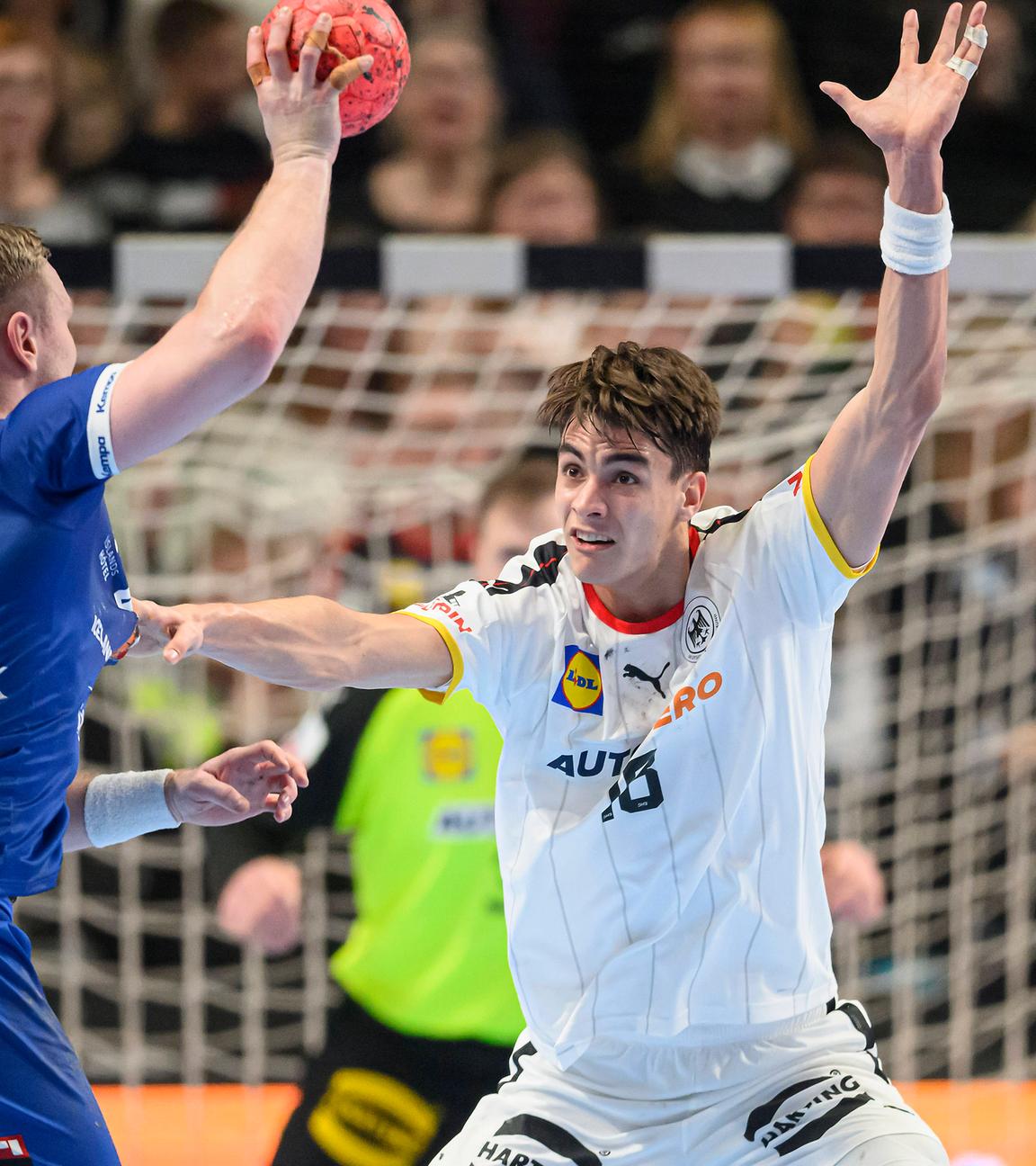 Handball-Länderspiel Deutschland - Island 7.1.2023 in Bremen: Aron Palmarsson (links) versucht, an Julian Köster vorbeizukommen.