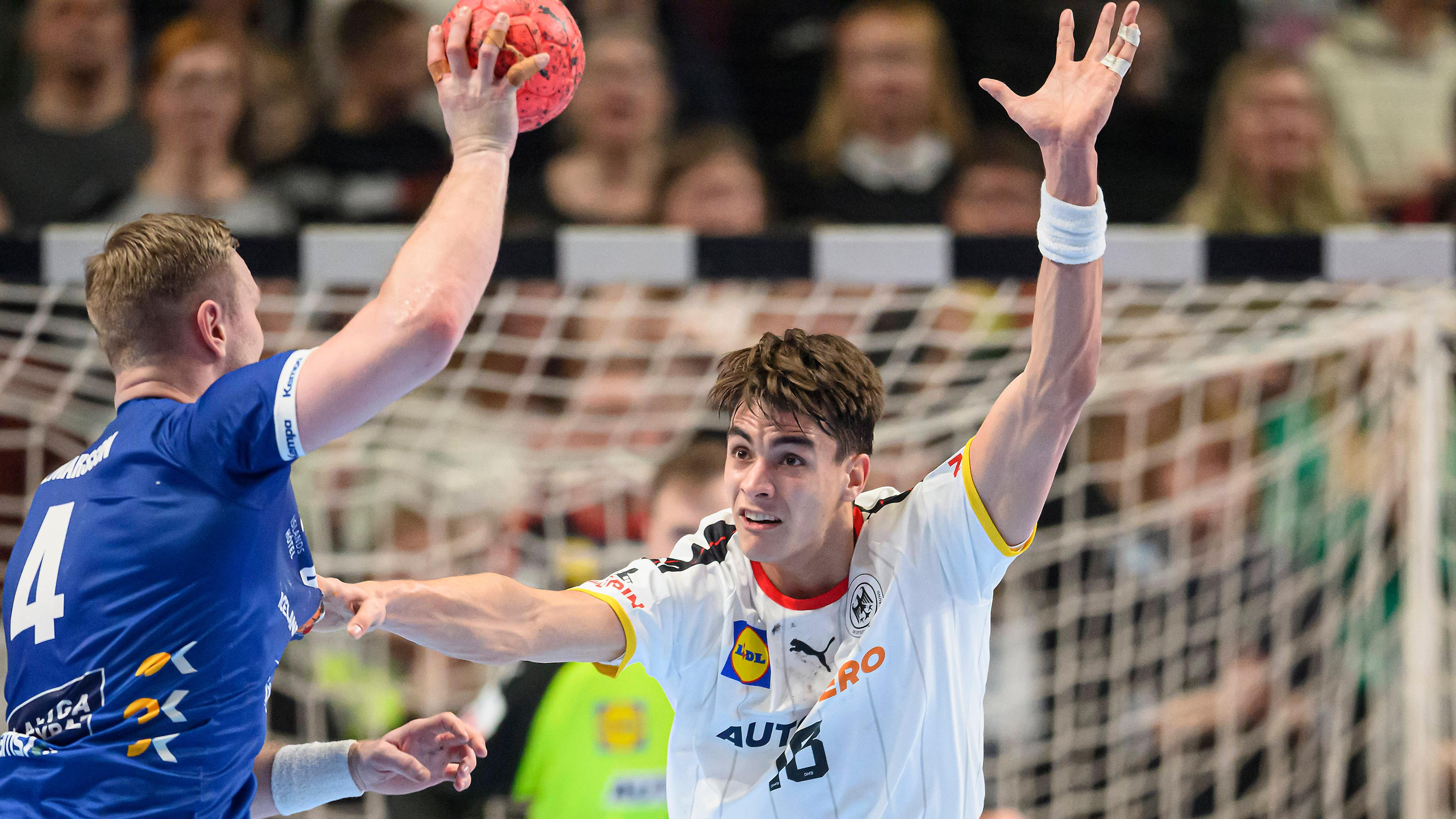 Handball-Länderspiel Deutschland - Island 7.1.2023 in Bremen: Aron Palmarsson (links) versucht, an Julian Köster vorbeizukommen.