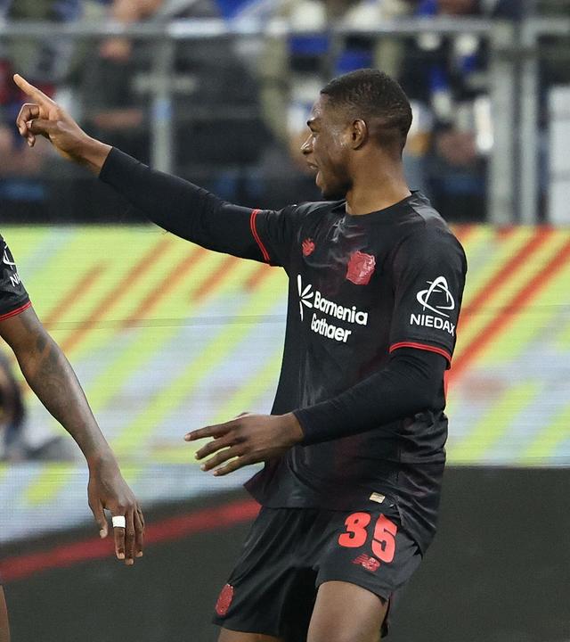 Leverkusens Christian Kofane (r.) bejubelt seinen Treffer