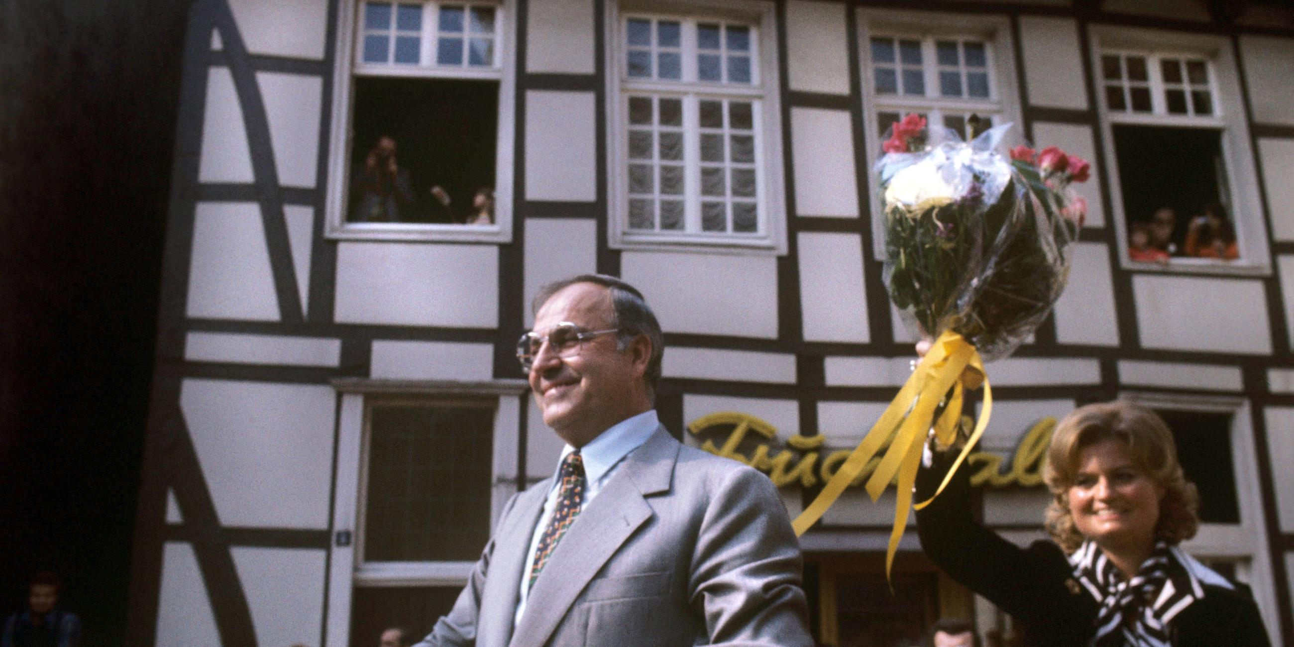 Helmut Kohl bei einer Wahlkampfveranstaltung in Werne 1976 mit seiner Ehefrau Hannelore