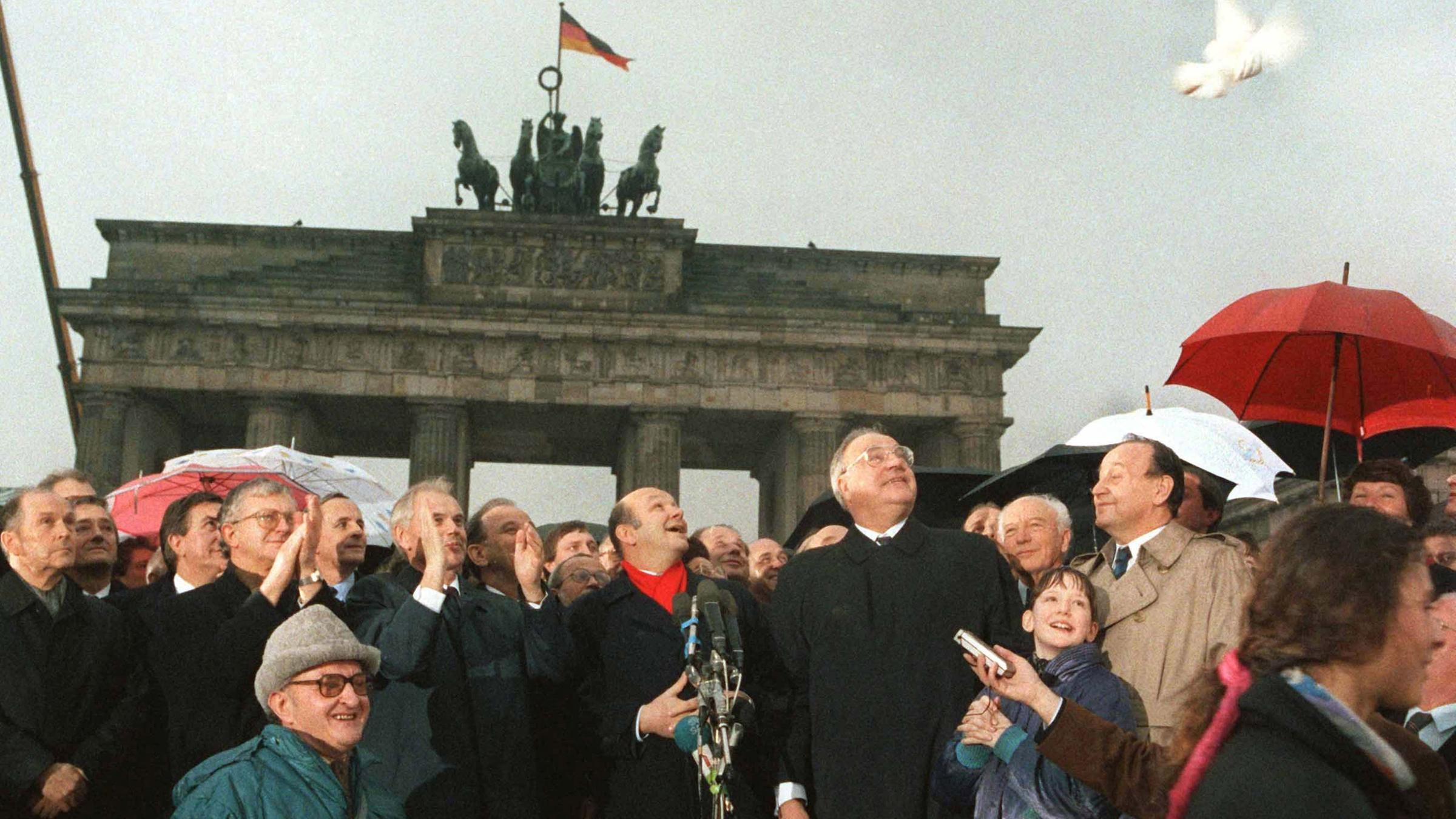 Helmut Kohl und DDR-Ministerpräsident Hans Modrow lassen Friedenstauben steigen.