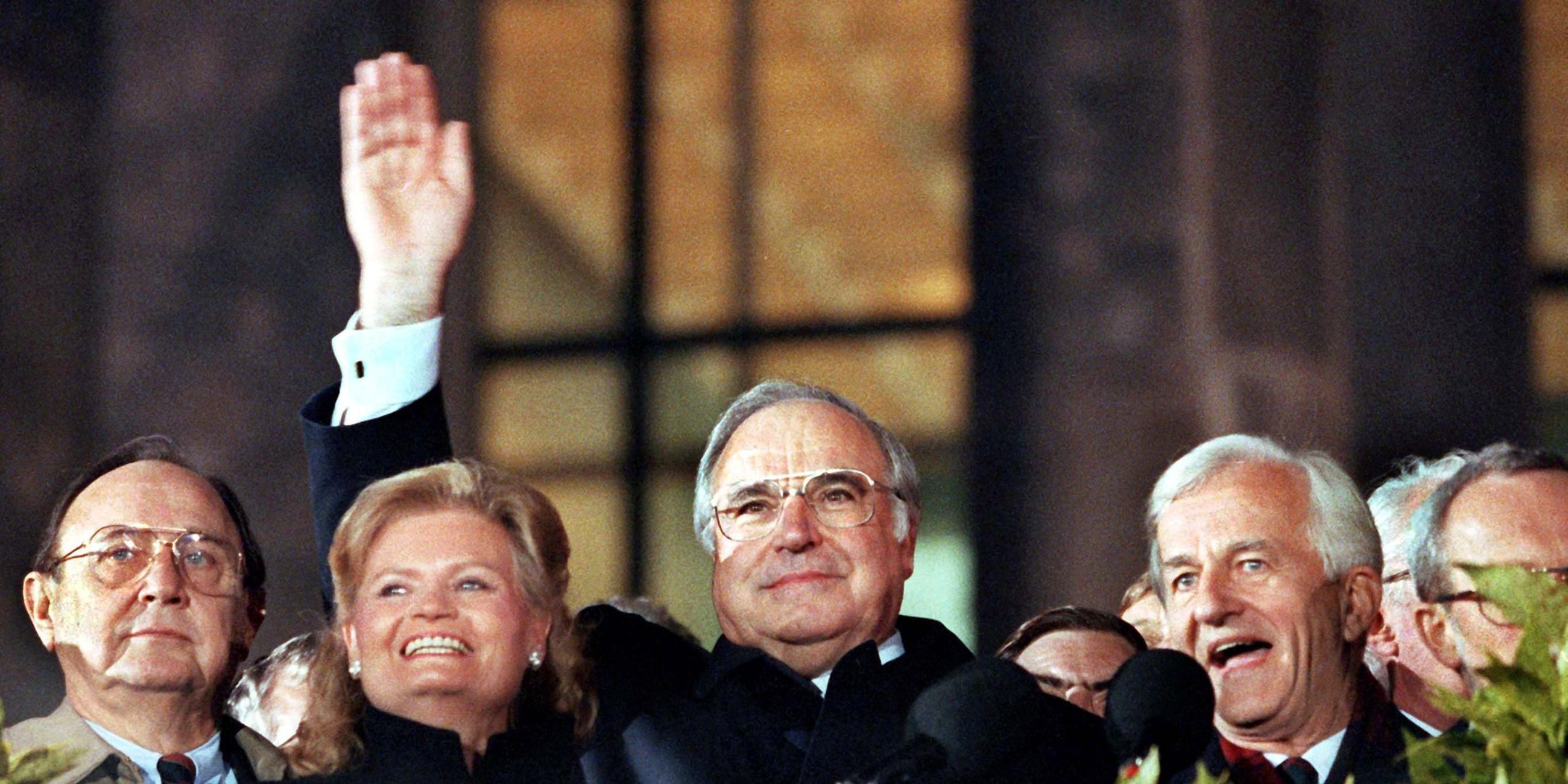 Helmut Kohl winkt zum Geläut der Freiheitsglocke von der Treppe des Berliner Reichstages