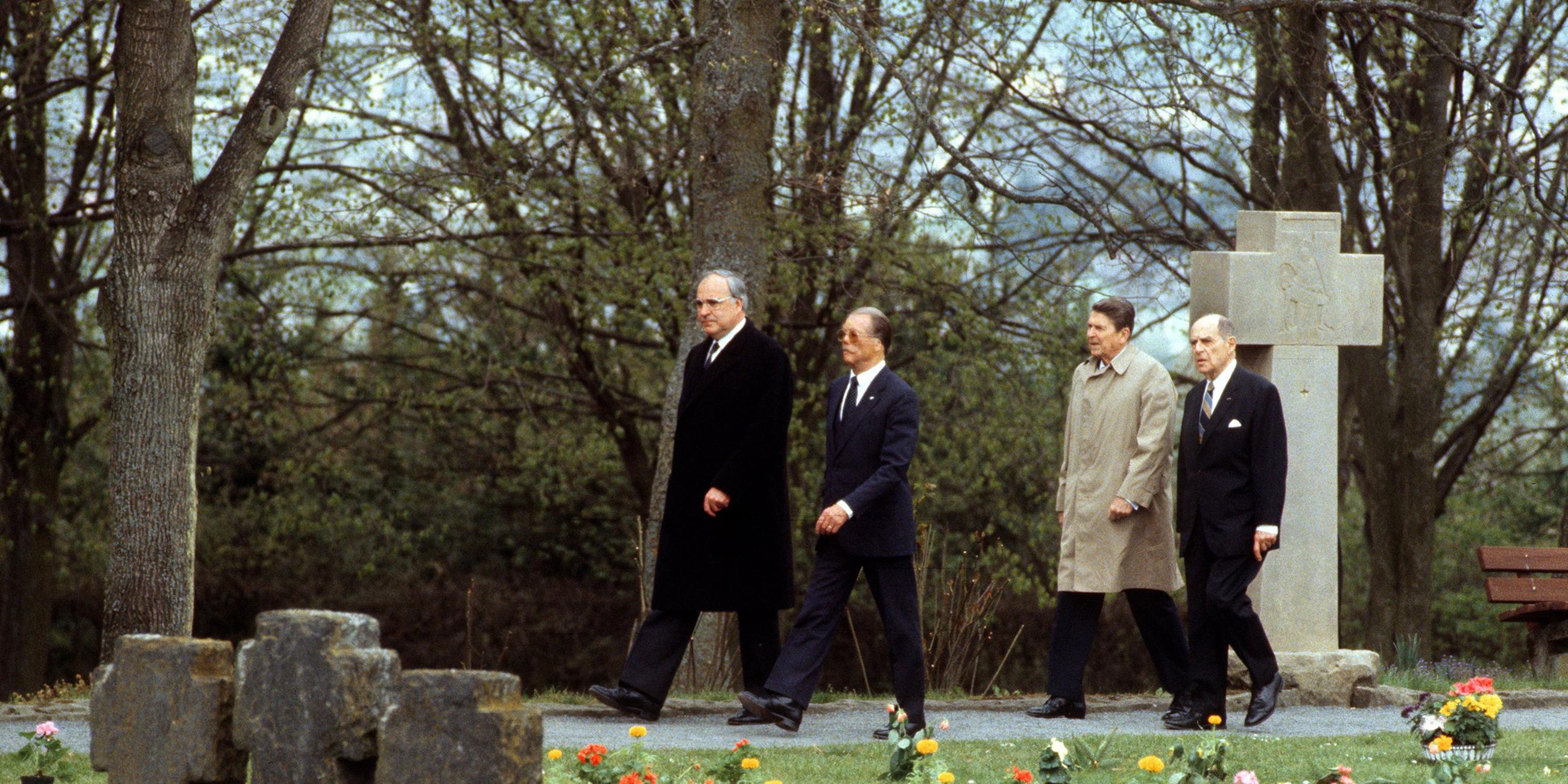 Helmut Kohl mit Ronald Reagan auf dem Sodatenfriedhof in Bitburg.