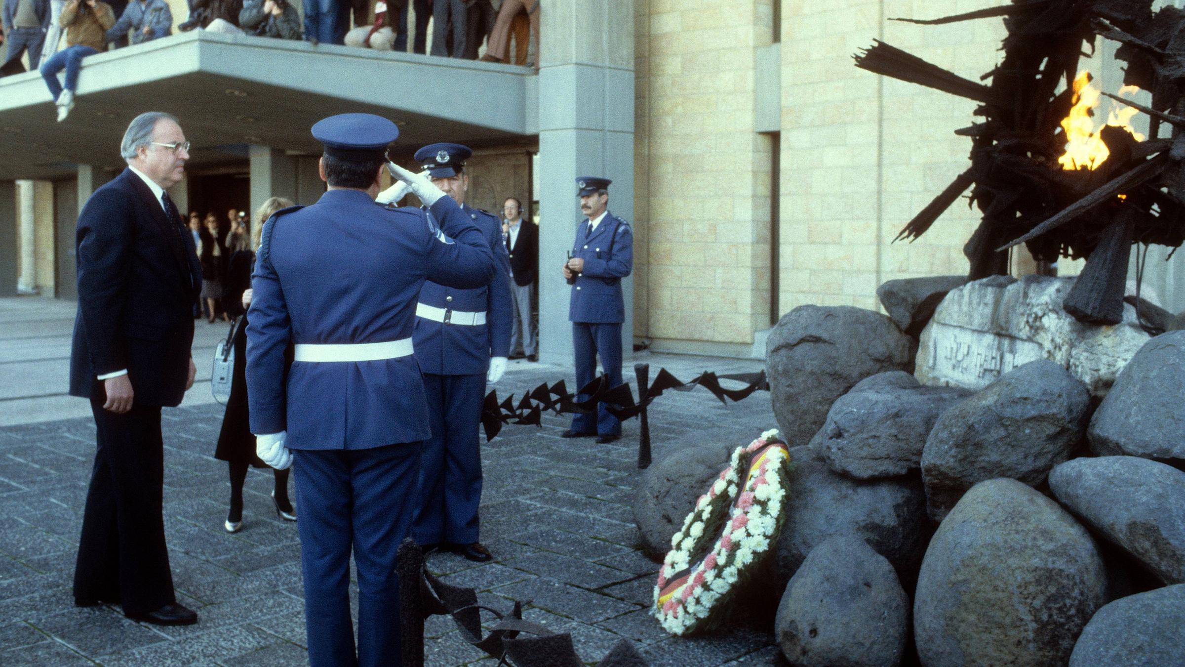 Helmut Kohl legt Kranz vor der Knesset nieder.