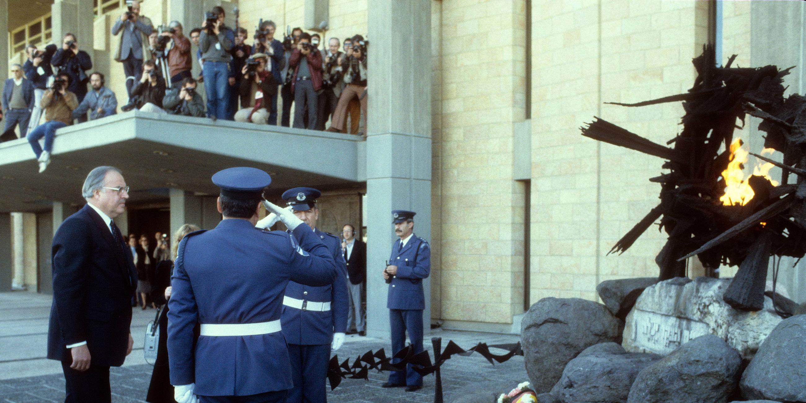 Helmut Kohl legt Kranz vor der Knesset nieder.