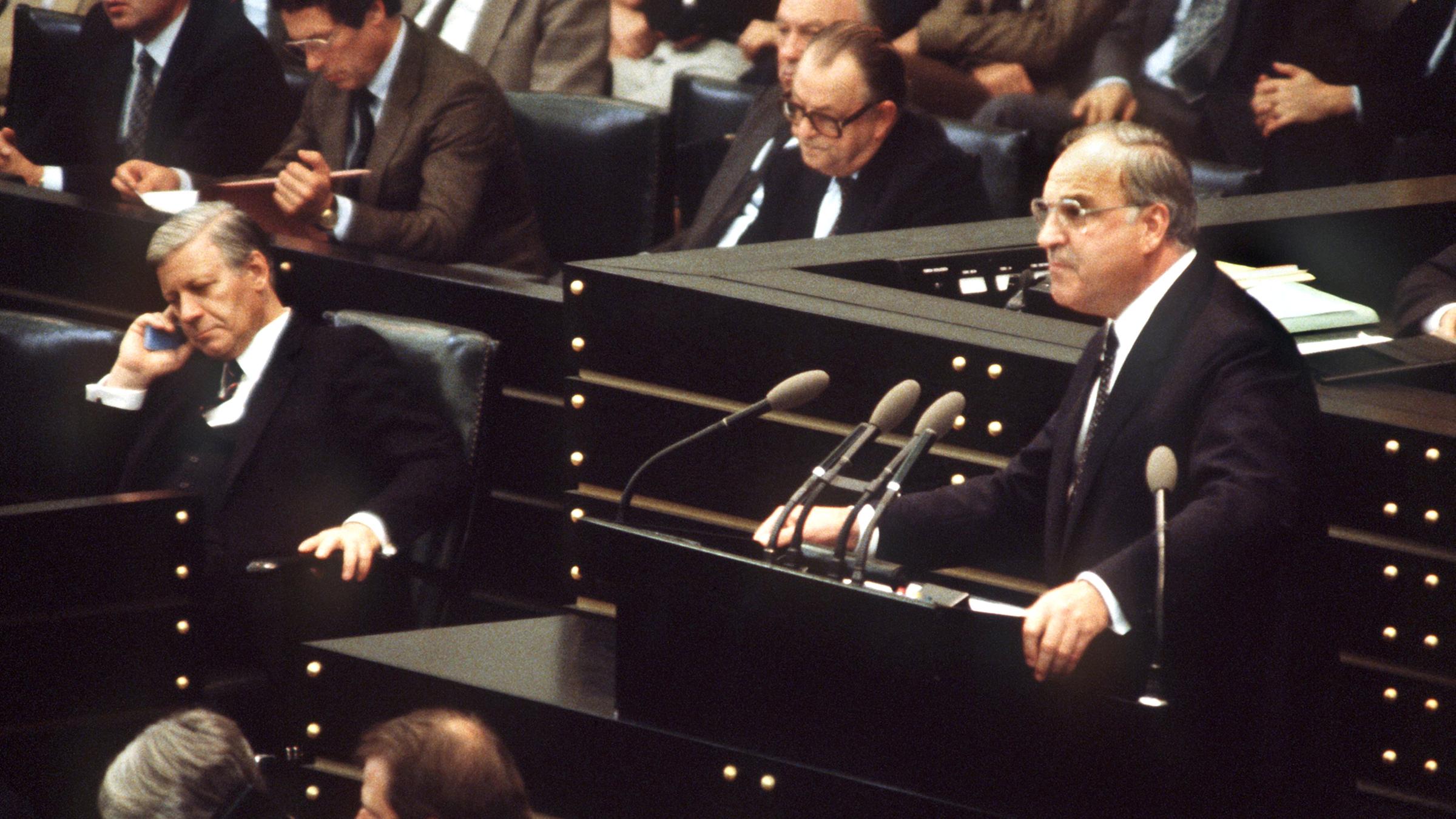 Archiv: Helmut Kohl spricht vor dem Misstrauensvotum im Bundestag 1982.