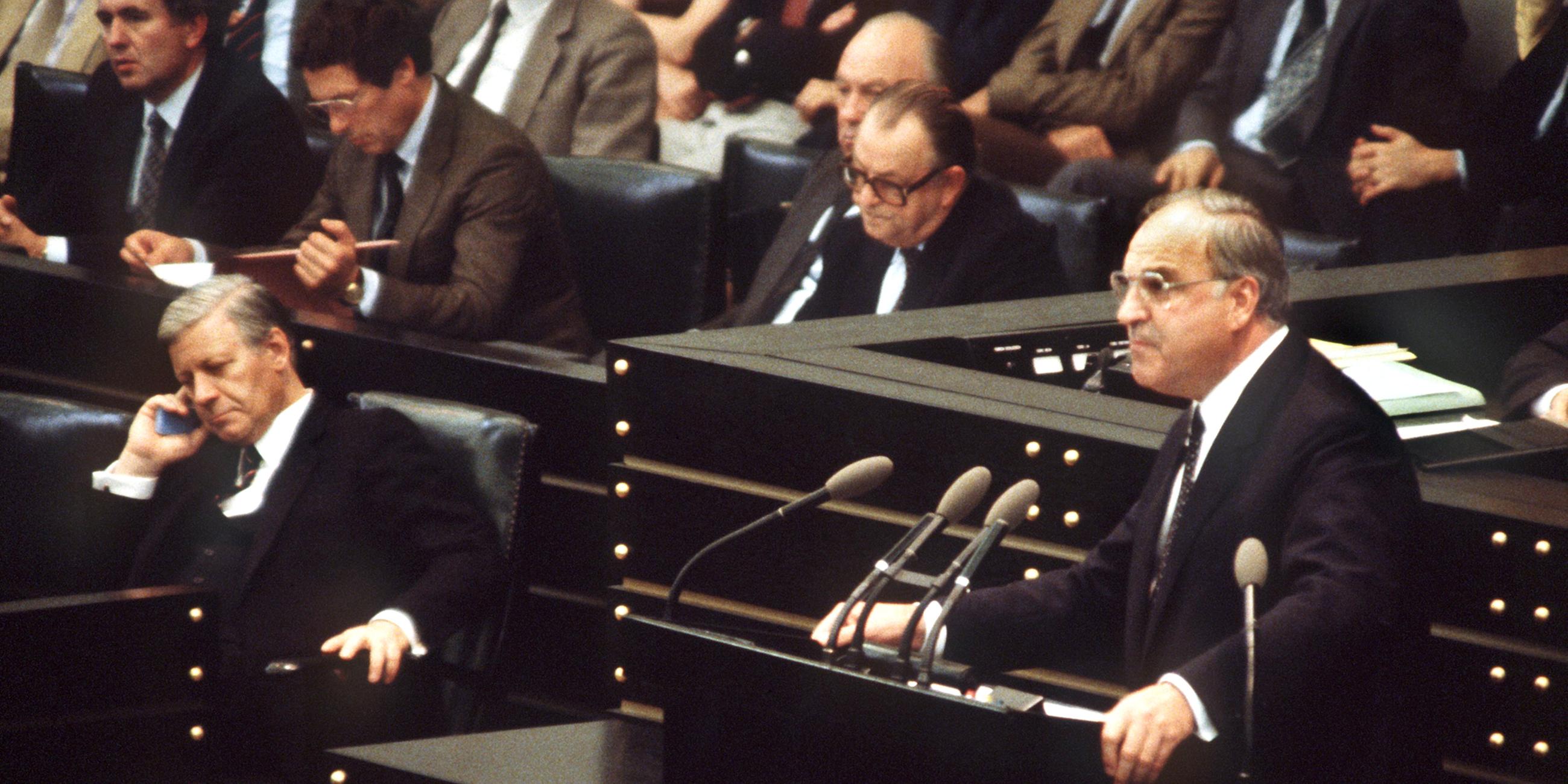 Archiv: Helmut Kohl spricht vor dem Misstrauensvotum im Bundestag 1982.
