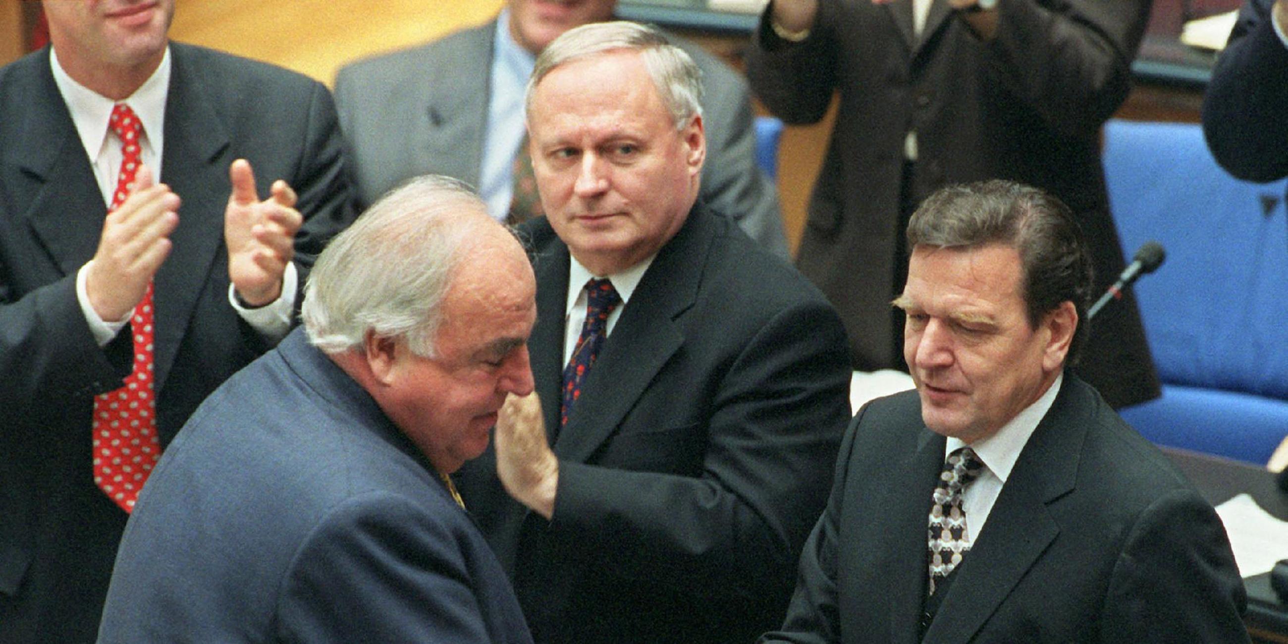 Helmut Kohl gratuliert Gerhard Schröder zum Wahlsieg