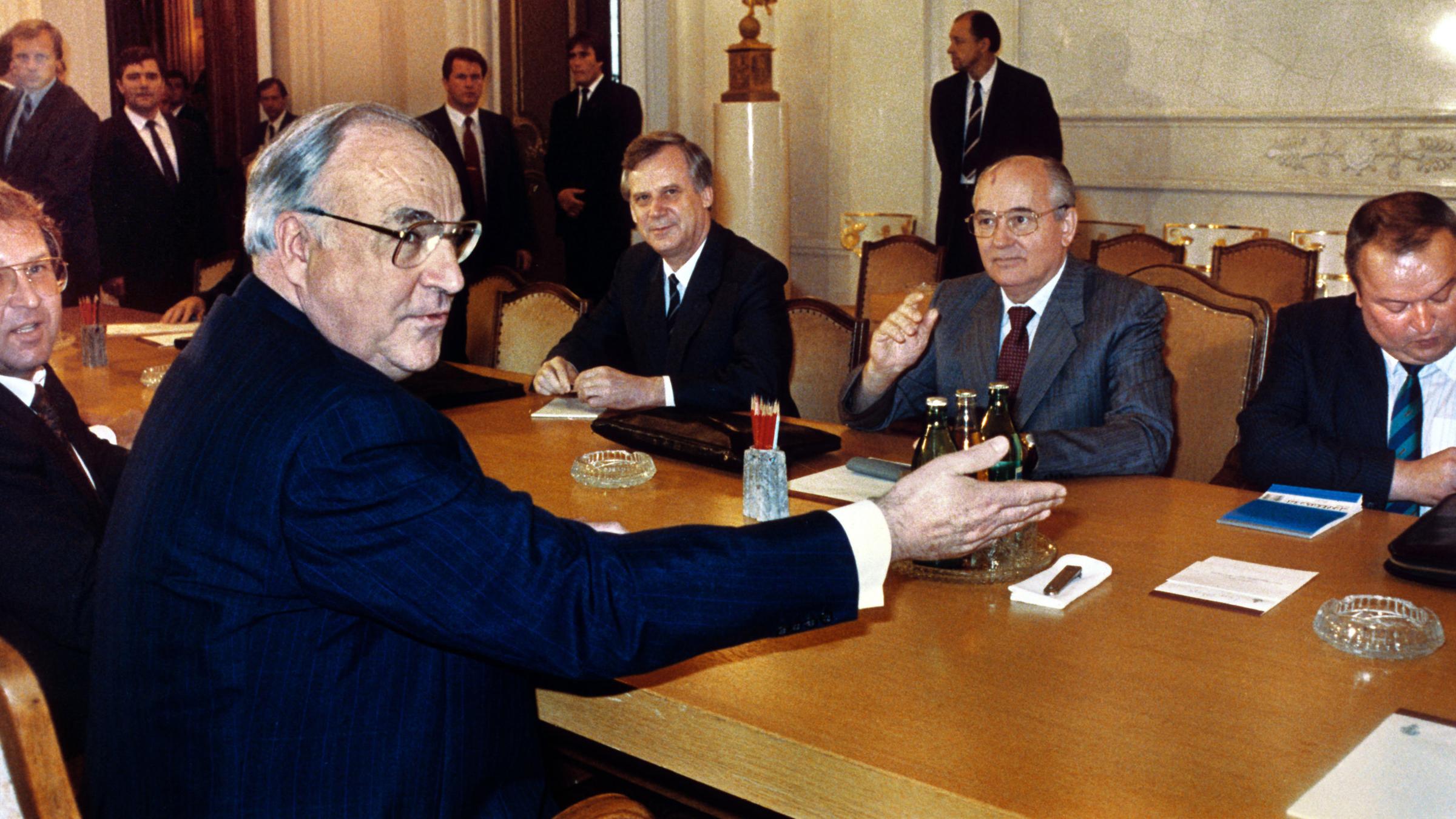 Helmut Kohl mit Michail Gorbatschow in Moskau am Konferenztisch
