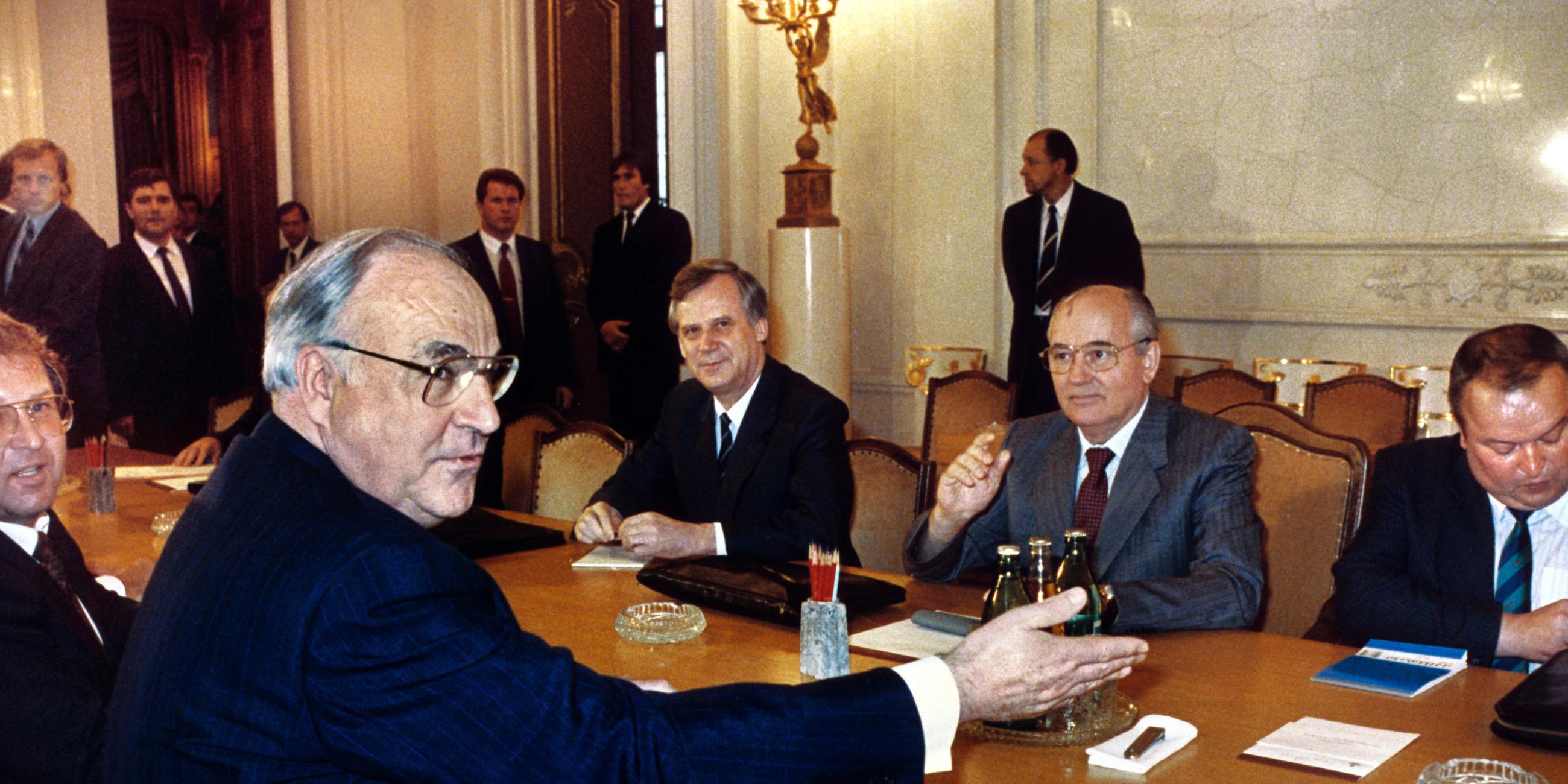 Helmut Kohl mit Michail Gorbatschow in Moskau am Konferenztisch
