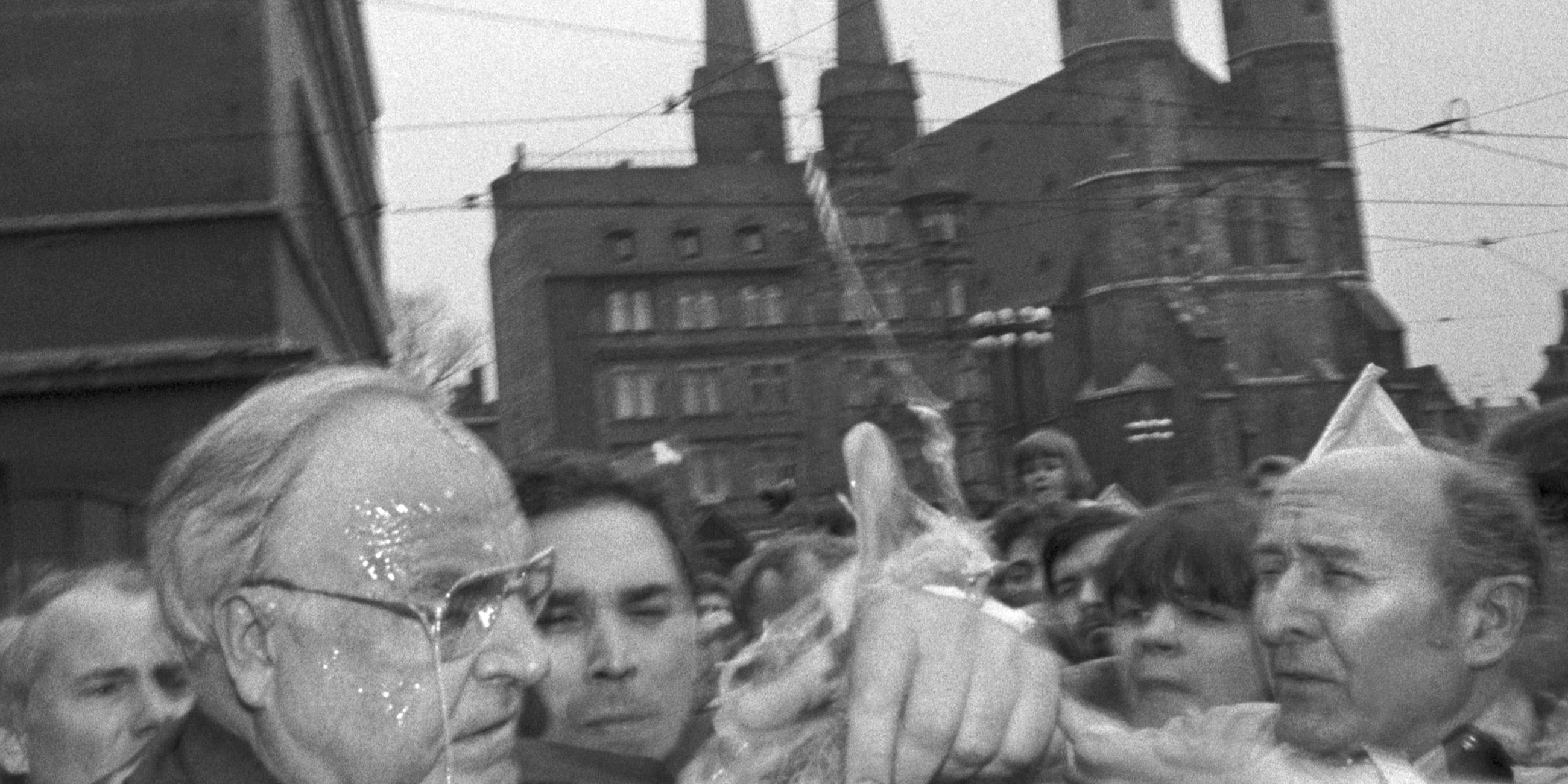 Helmut Kohl wird in Halle mit Eiern beworfen.