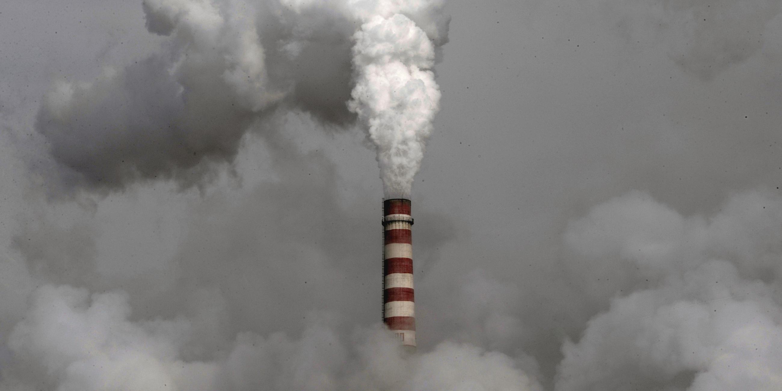 Archiv: Rauch steigt aus einem Schornstein eines Kohlekraftwerks