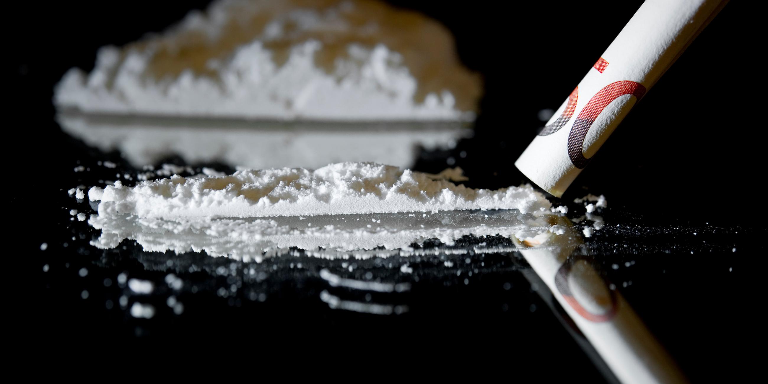  mit einem zusammengerollten 50-euro-geldschein wird am 27.03.2012 in bamberg (oberfranken) ein weisses pulver, das kokain darstellen soll, symbolisch konsumiert.