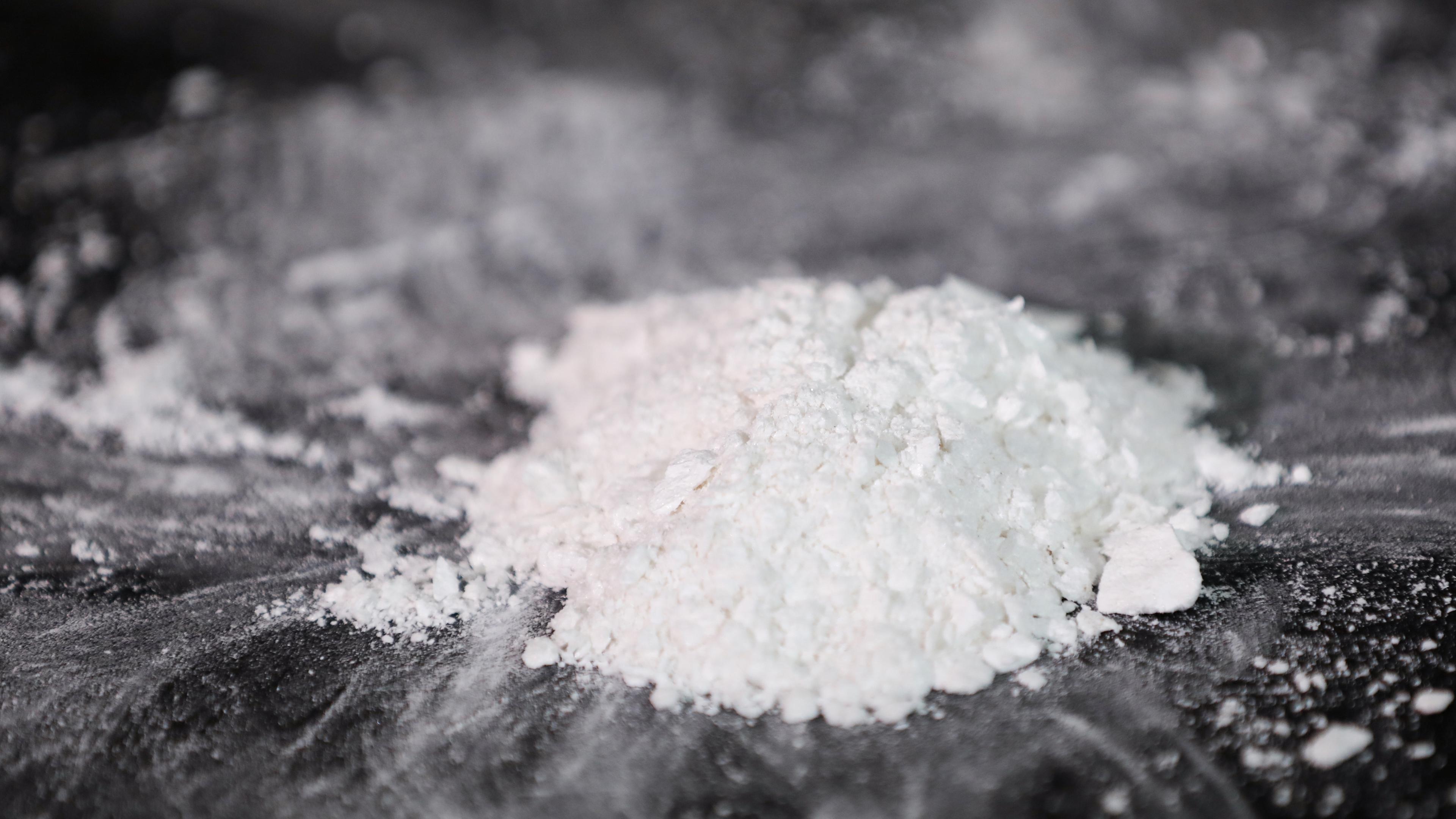 Ein Teil eines großen Kokainfunds wird bei einer Pressekonferenz von der Polizei gezeigt. 
