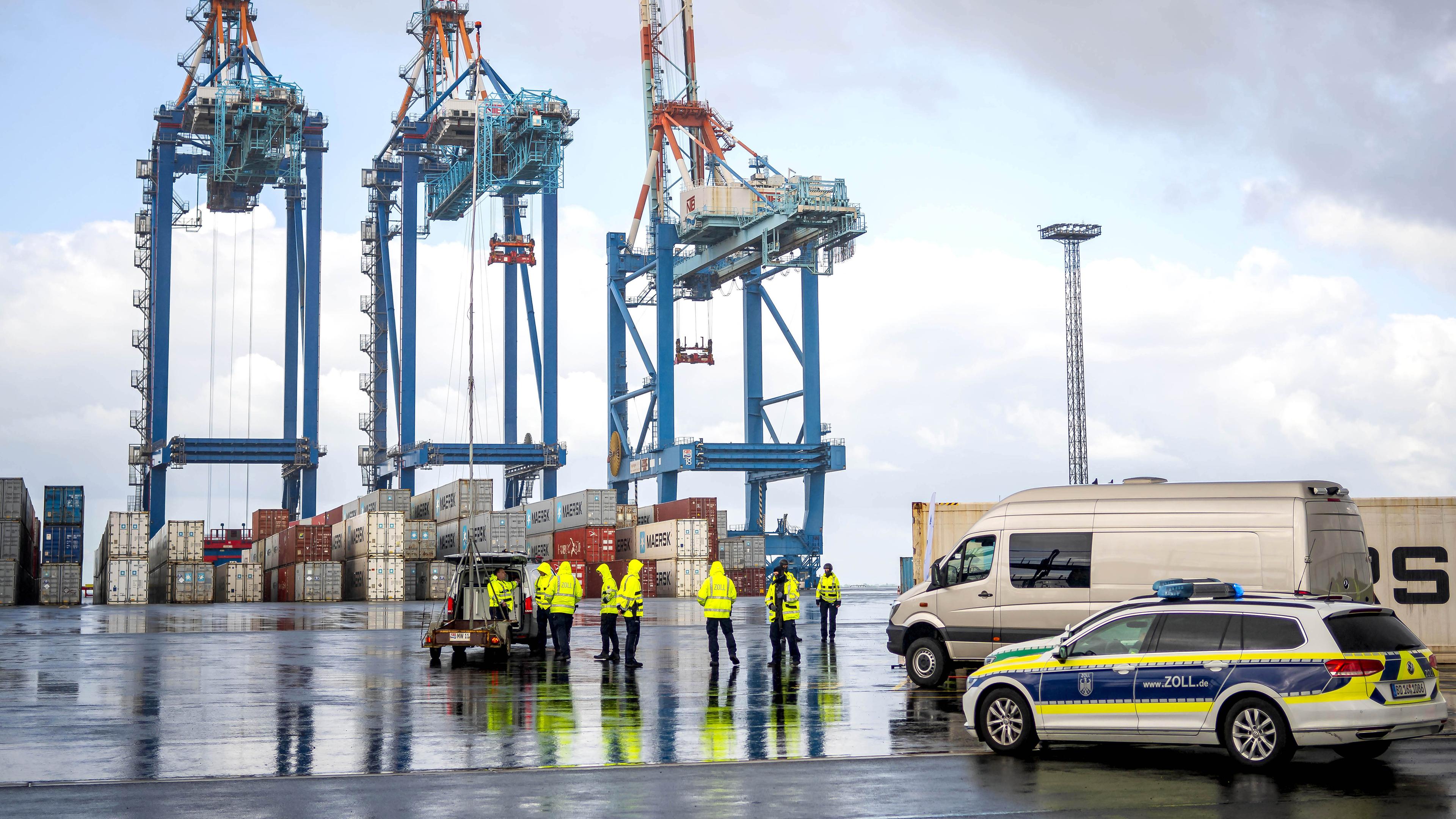 Der Zoll kontrolliert Container im Hafen von Bremerhaven, aufgenommen am 09.08.2023