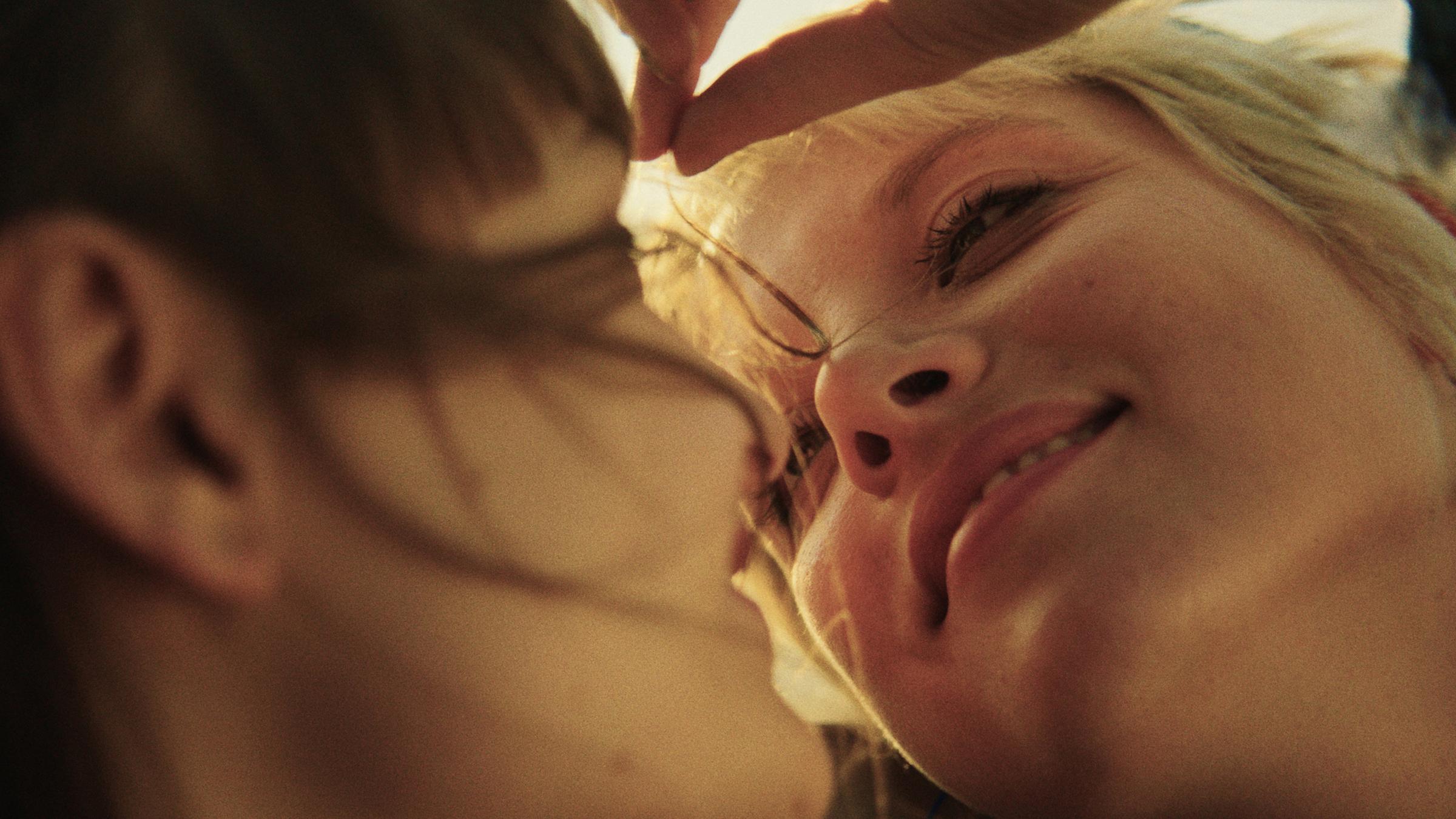 "Kokon": Lena Urzendowsky, Jella Haase