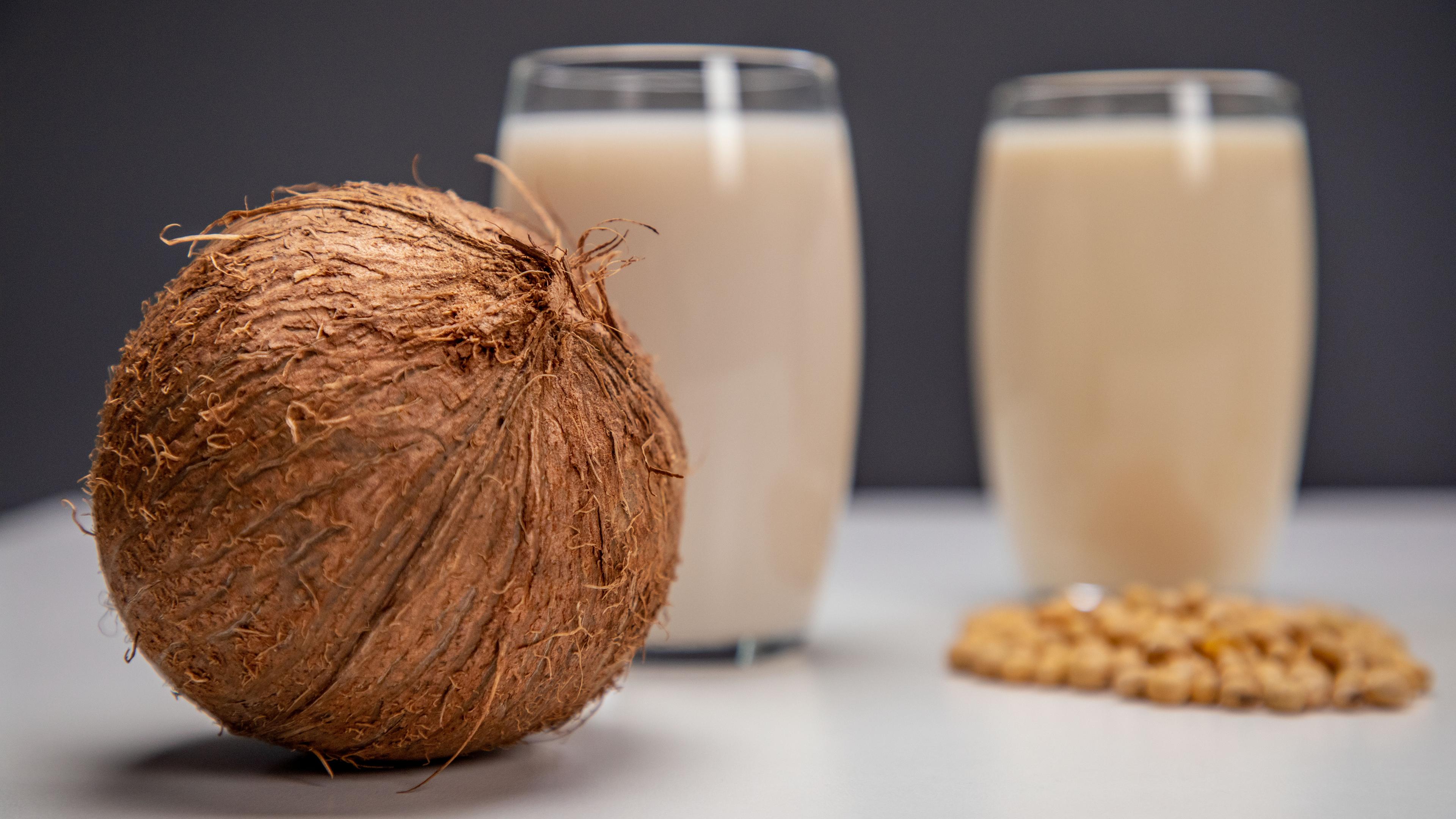 Kokos-Drink und Kuhmilch