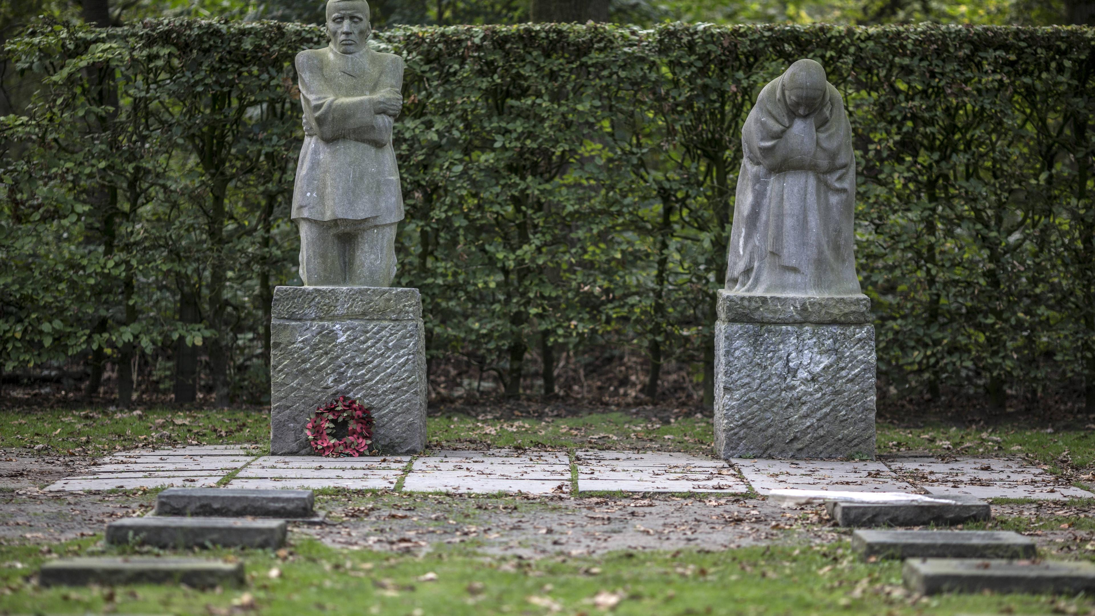 Figurengruppe Trauerndes Elternpaar von Käthe Kollwitz Deutscher Soldatenfriedhof Vladslo Westflan