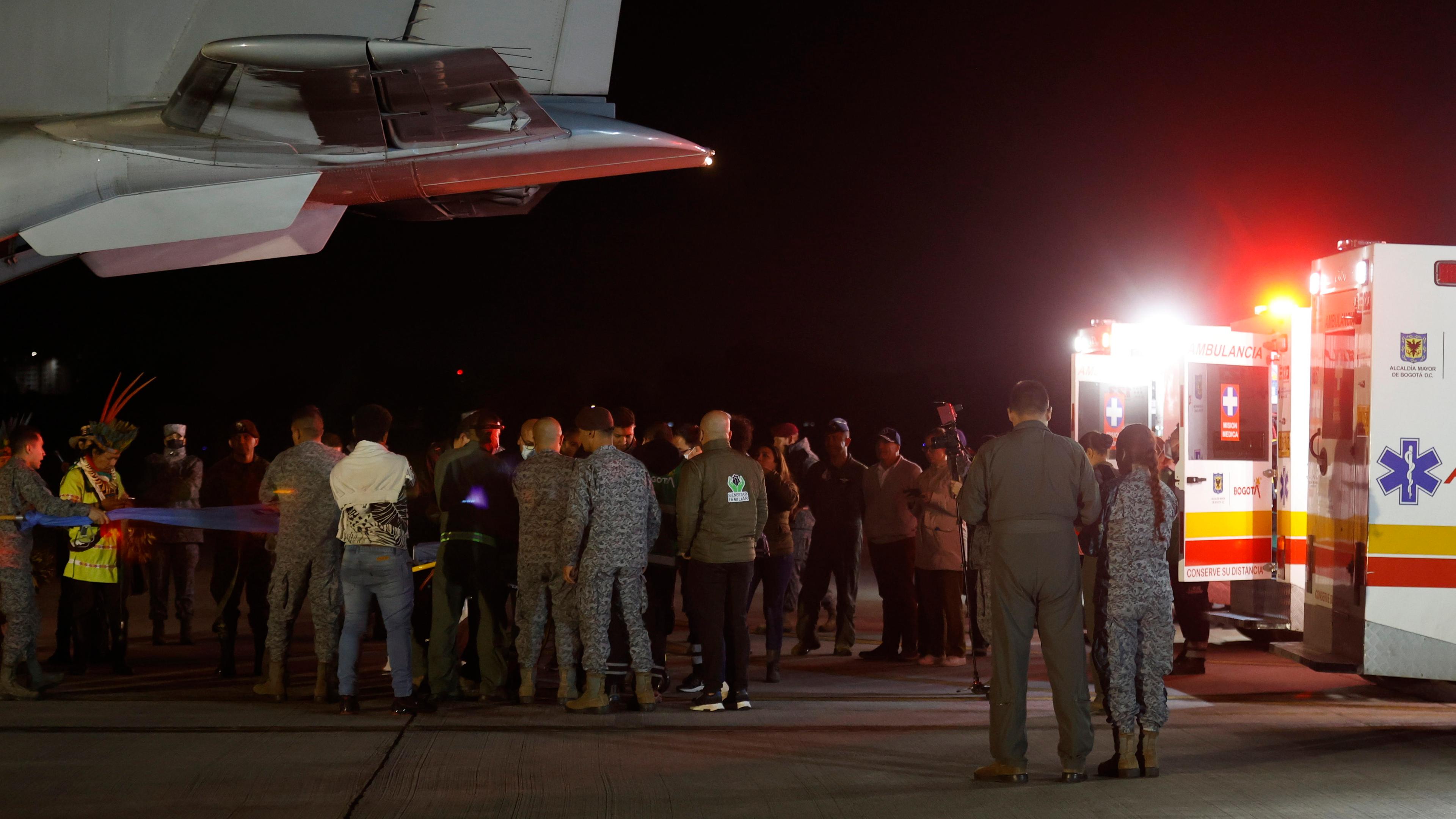 Menschen stehen vor einem Flugzeug in Kolumbien nach der Rettung von Kindern nach einem Flugzeugabsturz.
