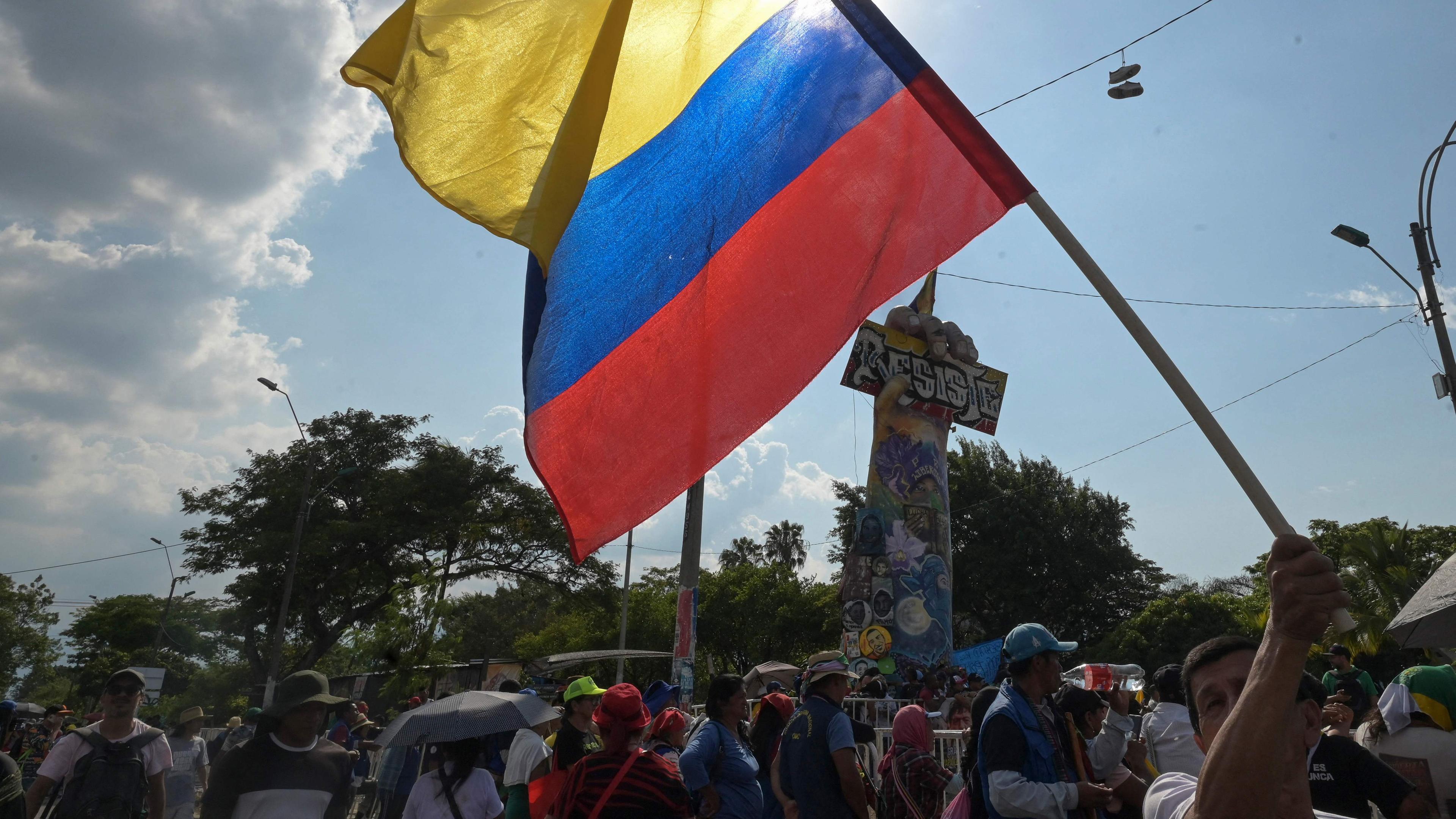 kolumbianische Flagge bei einem Protestmarsch.