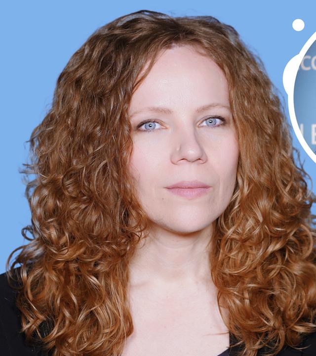 Sarah Bosetti befindet sich vor einem blauen Hintergrund. Rechts von ihr in einer Blase ist Katherina Reiche zu sehen, daneben steht "Gaslobbyistin mag gestern". In einer Sprechblase darunter steht "Kommentarspalte".