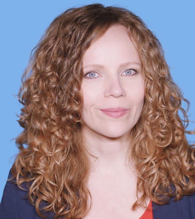 Sarah Bosetti befindet sich vor einem blauen Hintergrund. Rechts neben ihr steht "Die Macht der KI". In einer Sprechblase darunter steht "Kommentarspalte".